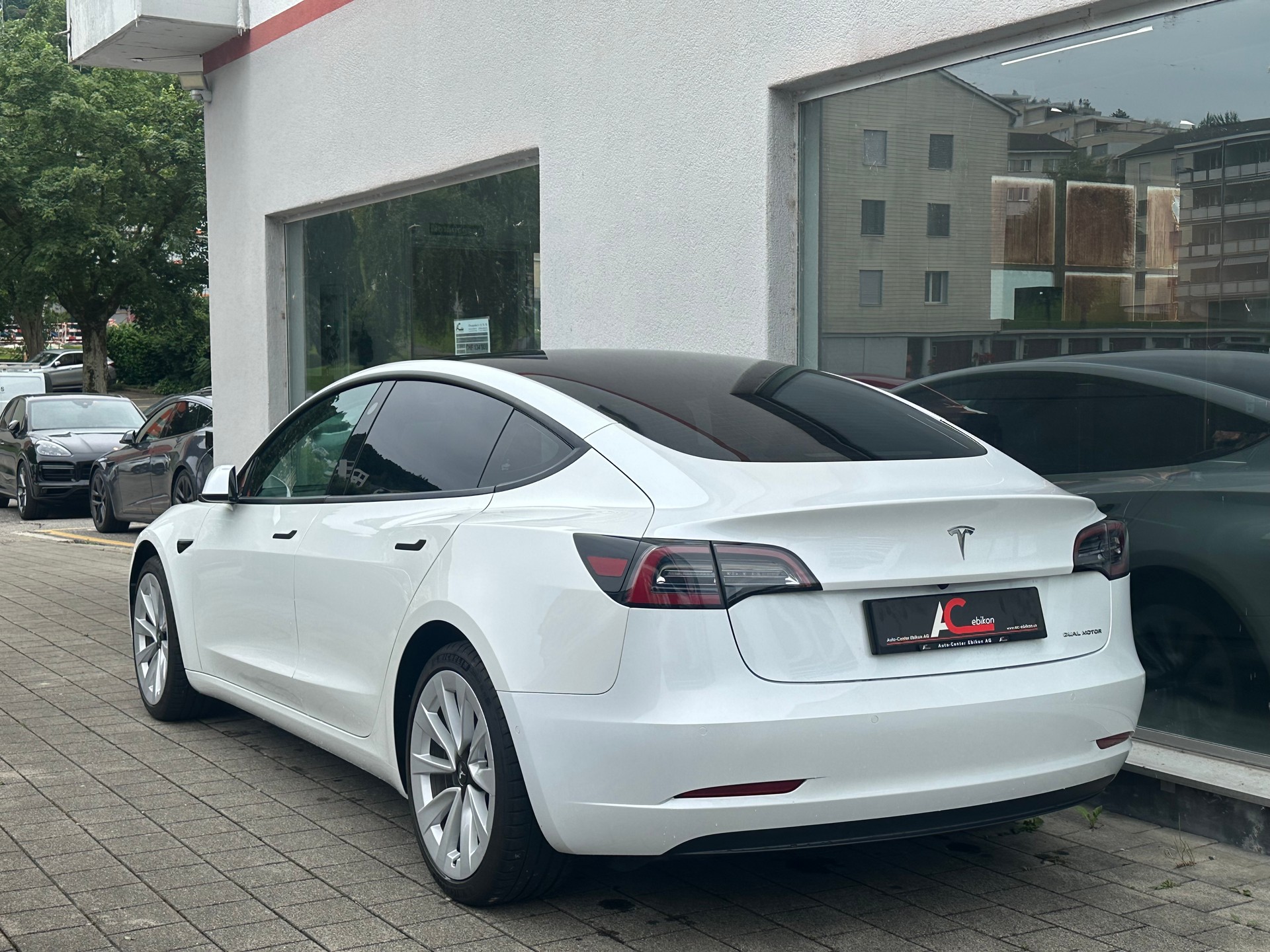TESLA Model 3 Long Range Dual Motor AWD-showroom-element-1