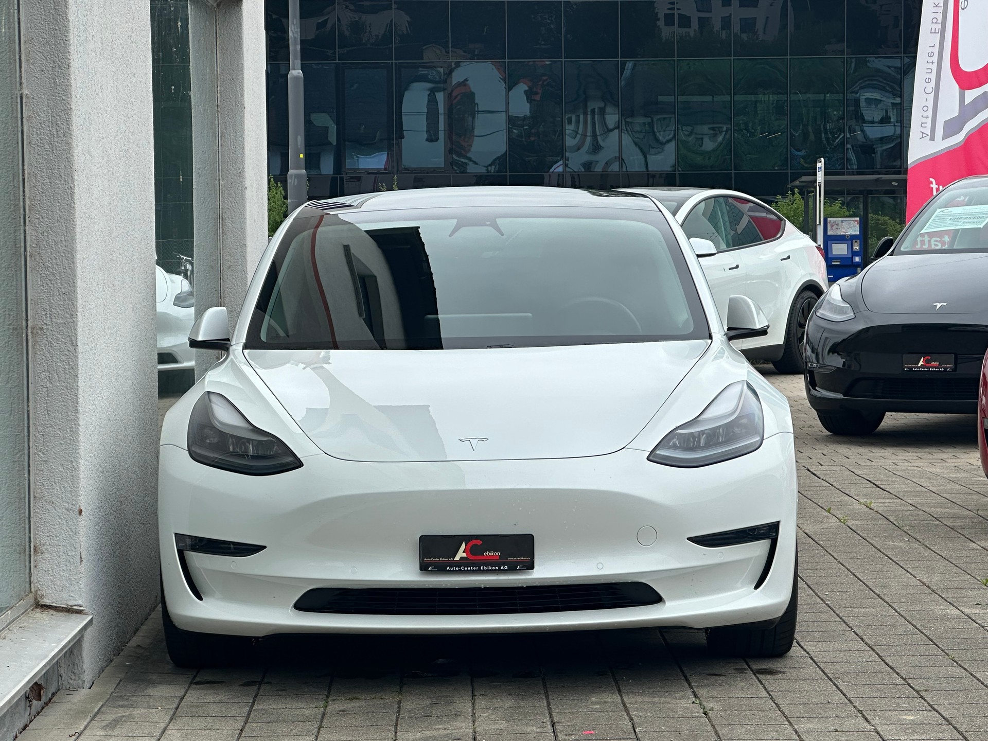 TESLA Model 3 Long Range Dual Motor AWD-showroom-element-2