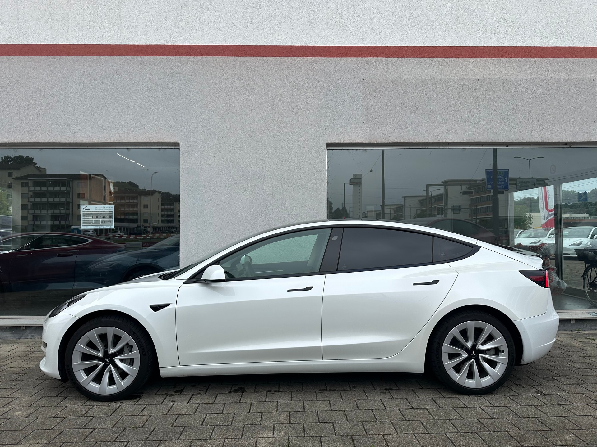 TESLA Model 3 Long Range Dual Motor AWD-showroom-element-3