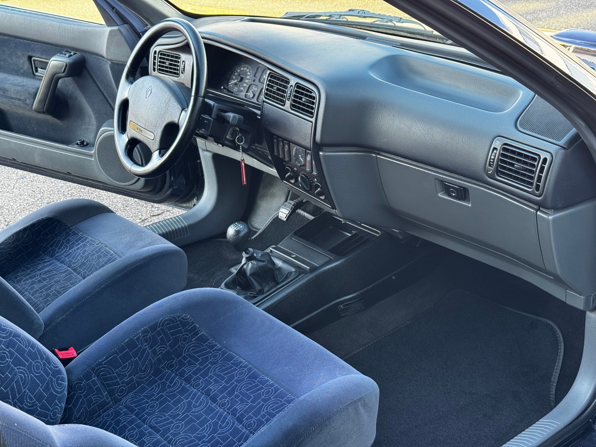 RENAULT R19 Cabrio 1.8 16V VETERANENFAHRZEUG-image-13