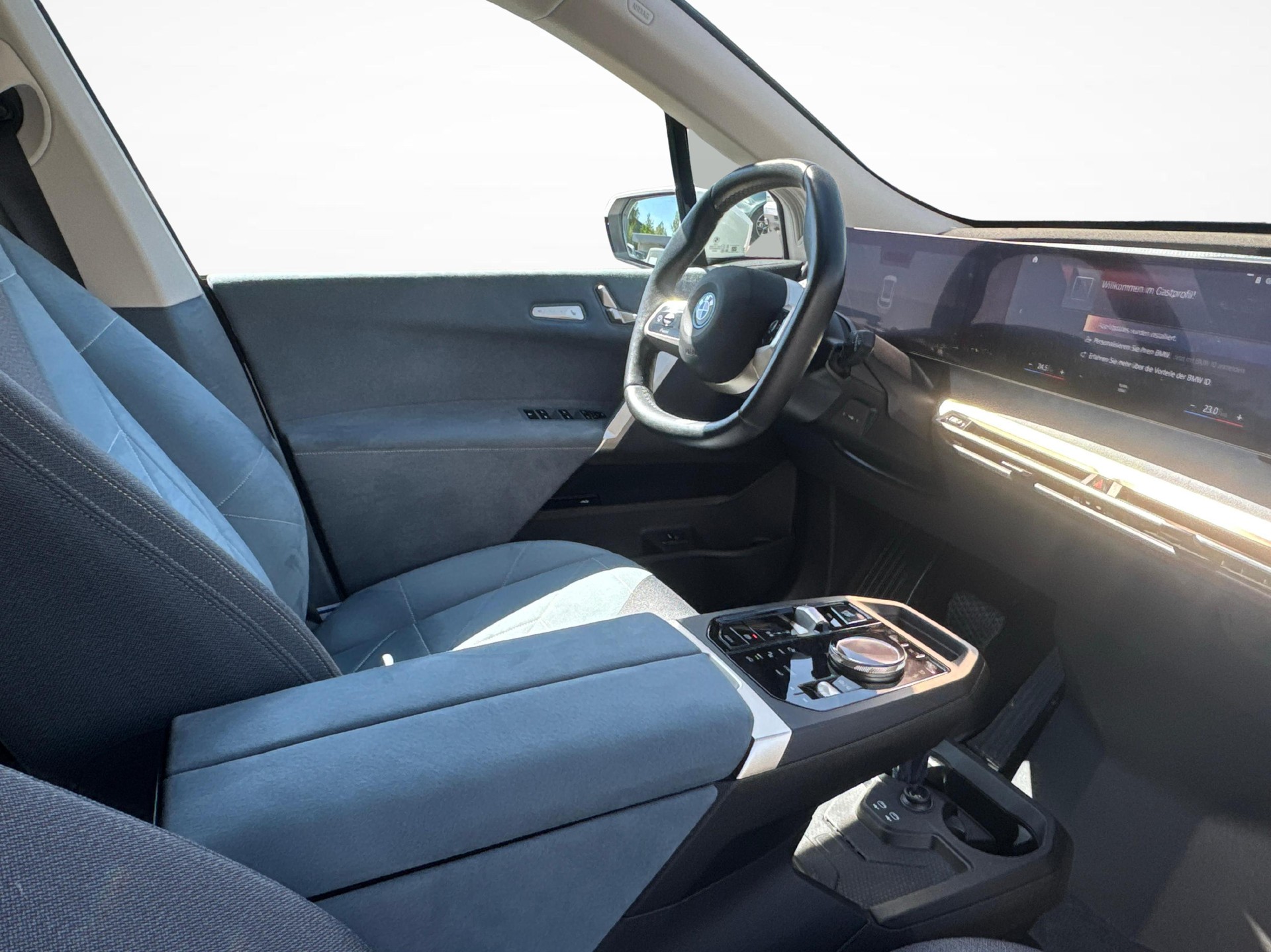 BMW iX xDrive50 / Jetzt mit attraktivem 0.99% Leasing!-image-9