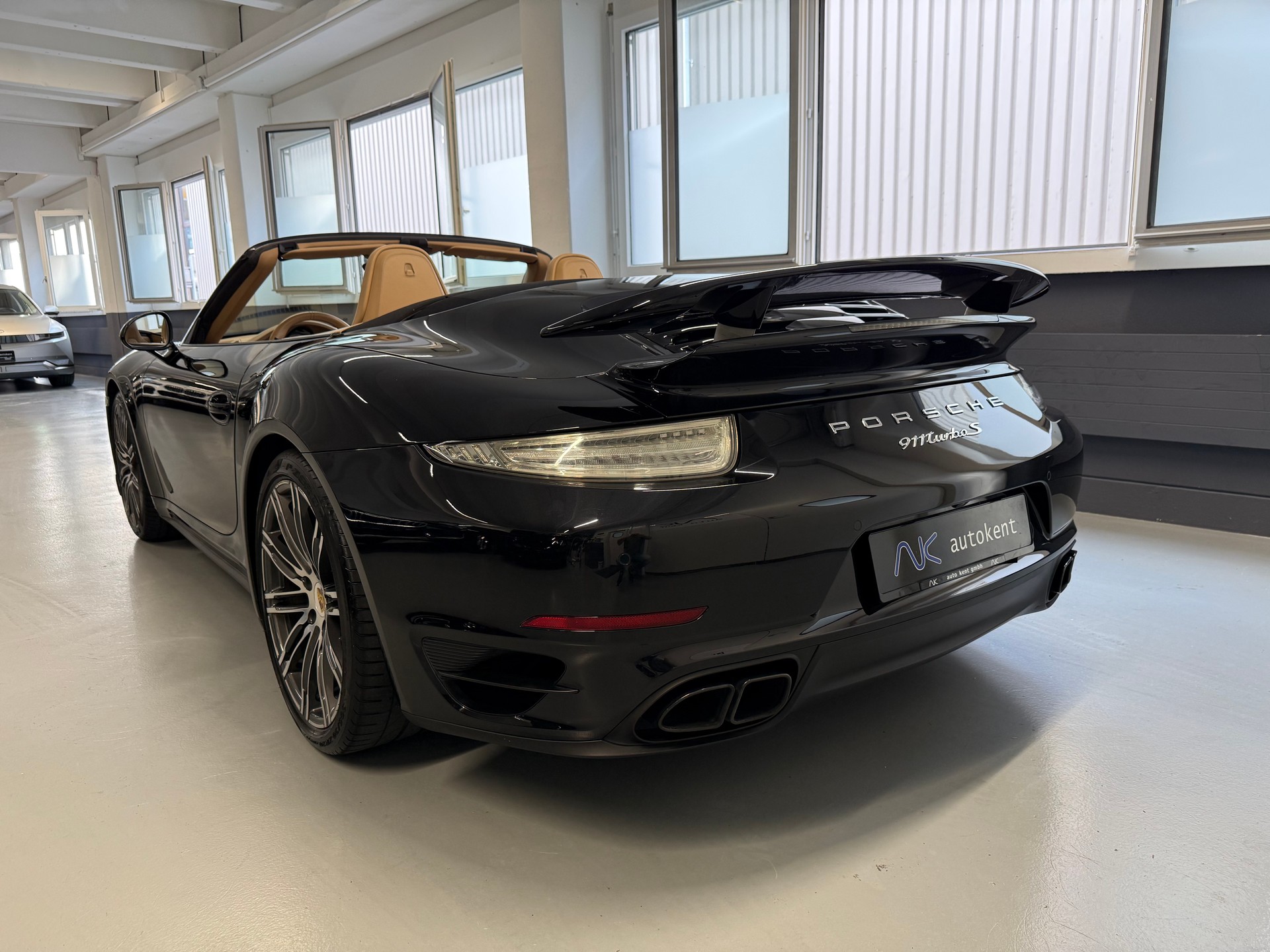 PORSCHE 911 Turbo S Cabrio PDK-showroom-element-3