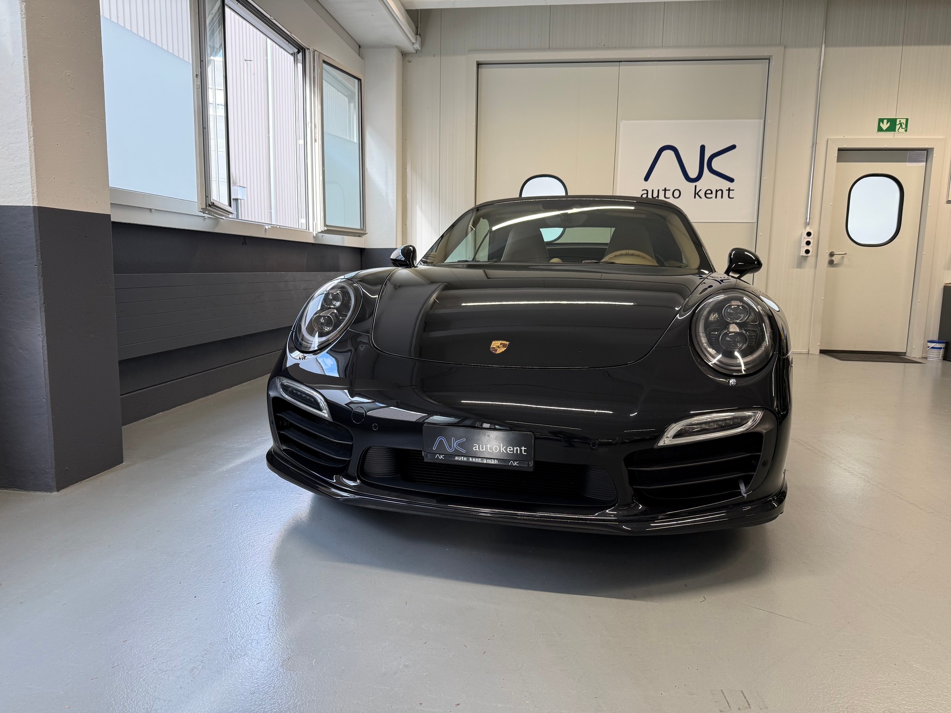 PORSCHE 911 Turbo S Cabrio PDK-image-8