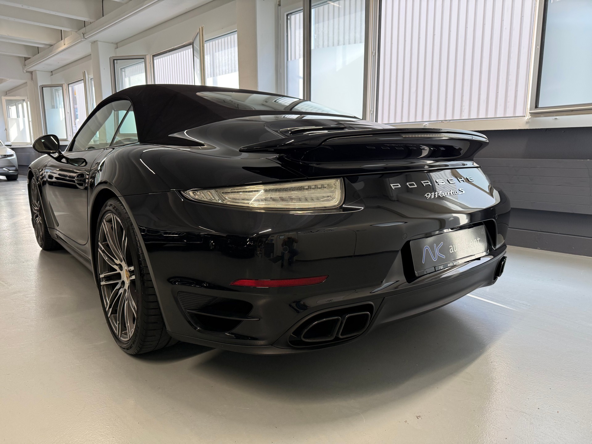 PORSCHE 911 Turbo S Cabrio PDK-image-10