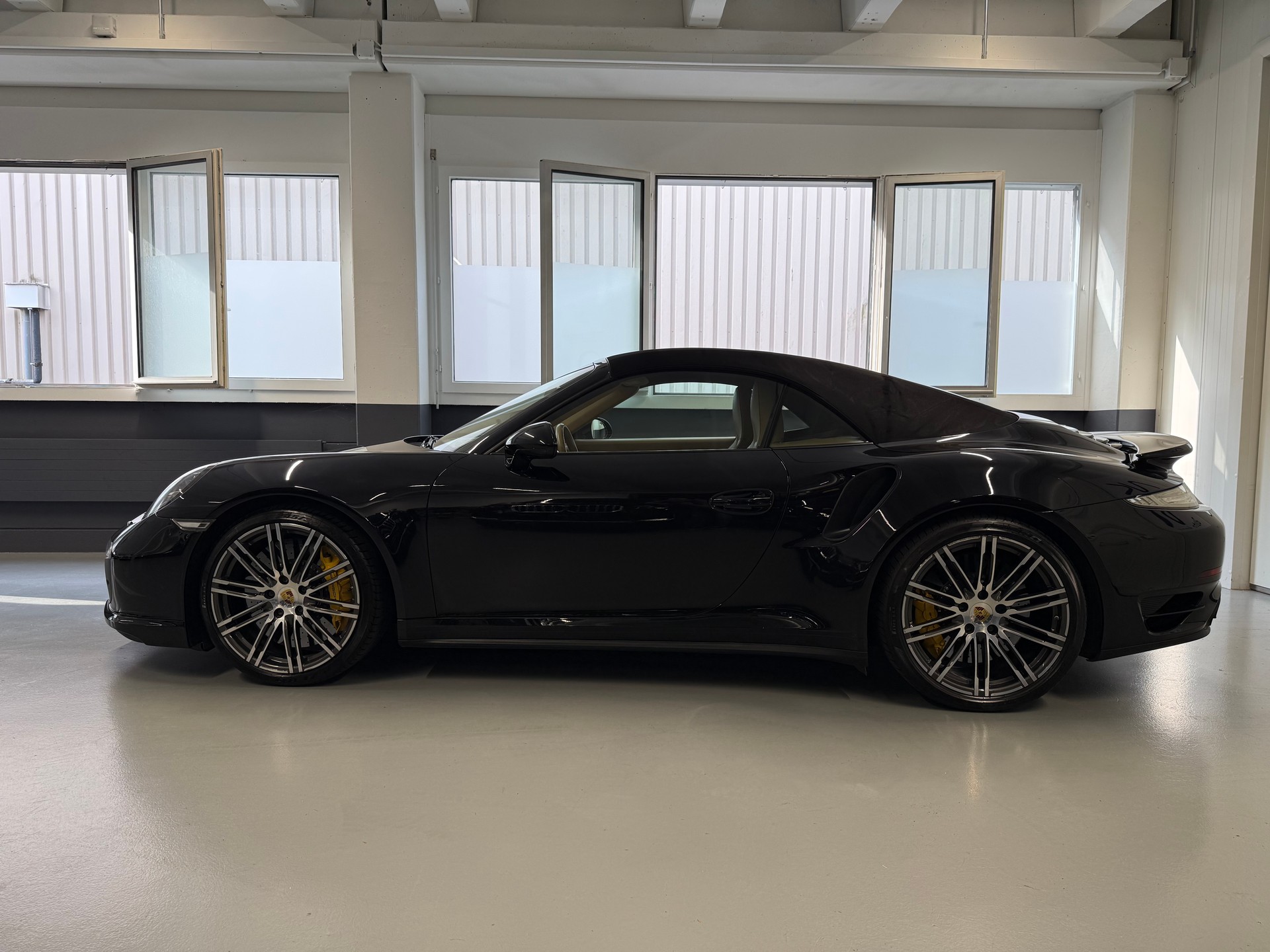 PORSCHE 911 Turbo S Cabrio PDK-image-9