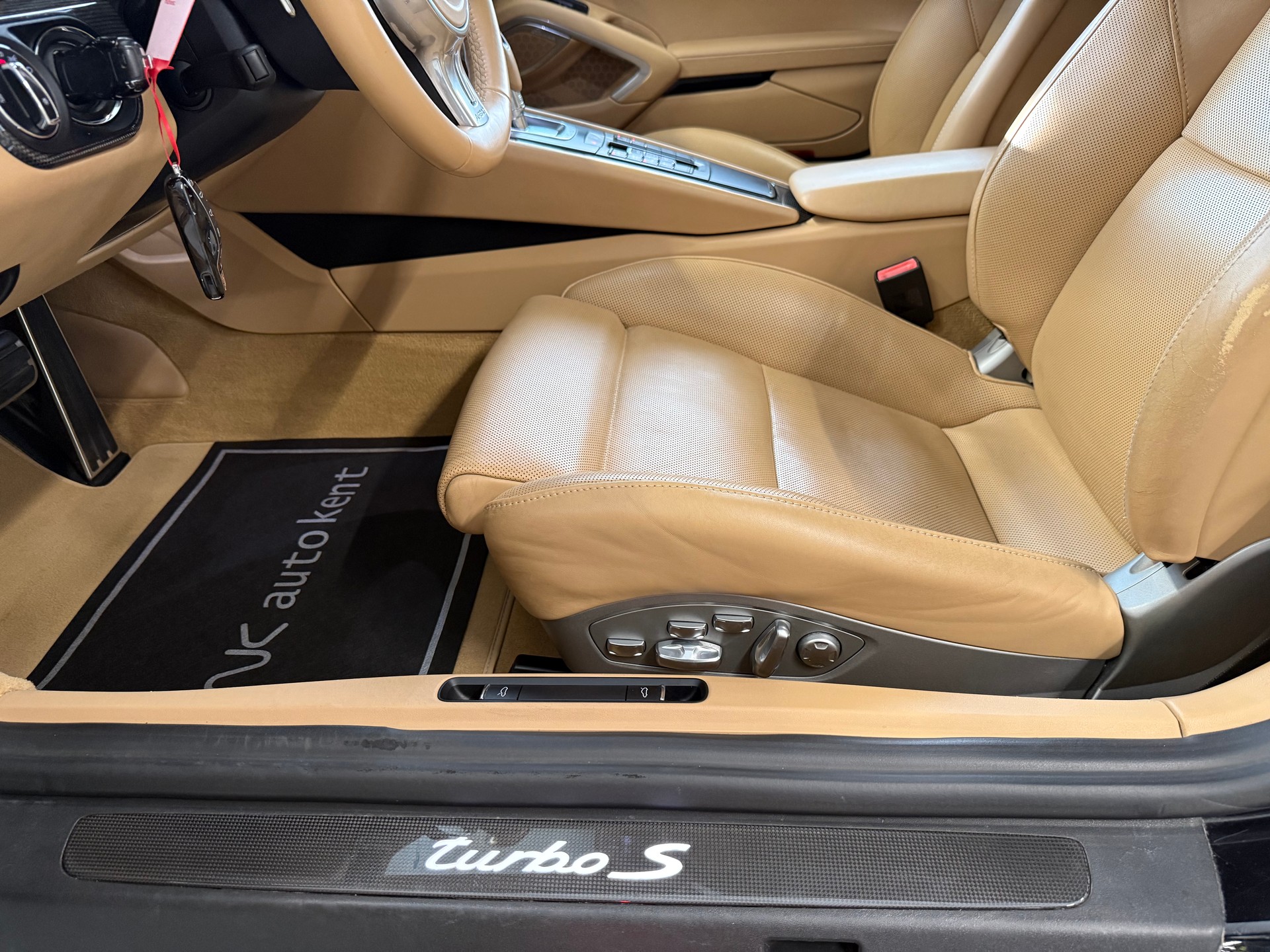 PORSCHE 911 Turbo S Cabrio PDK-image-21