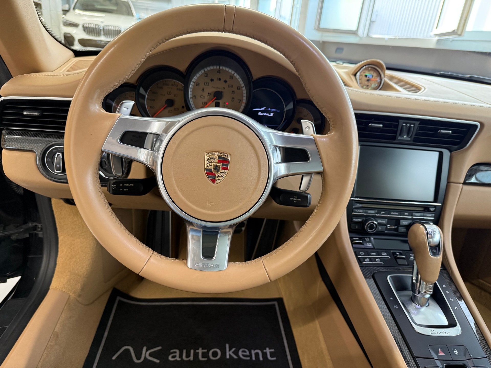 PORSCHE 911 Turbo S Cabrio PDK-image-15
