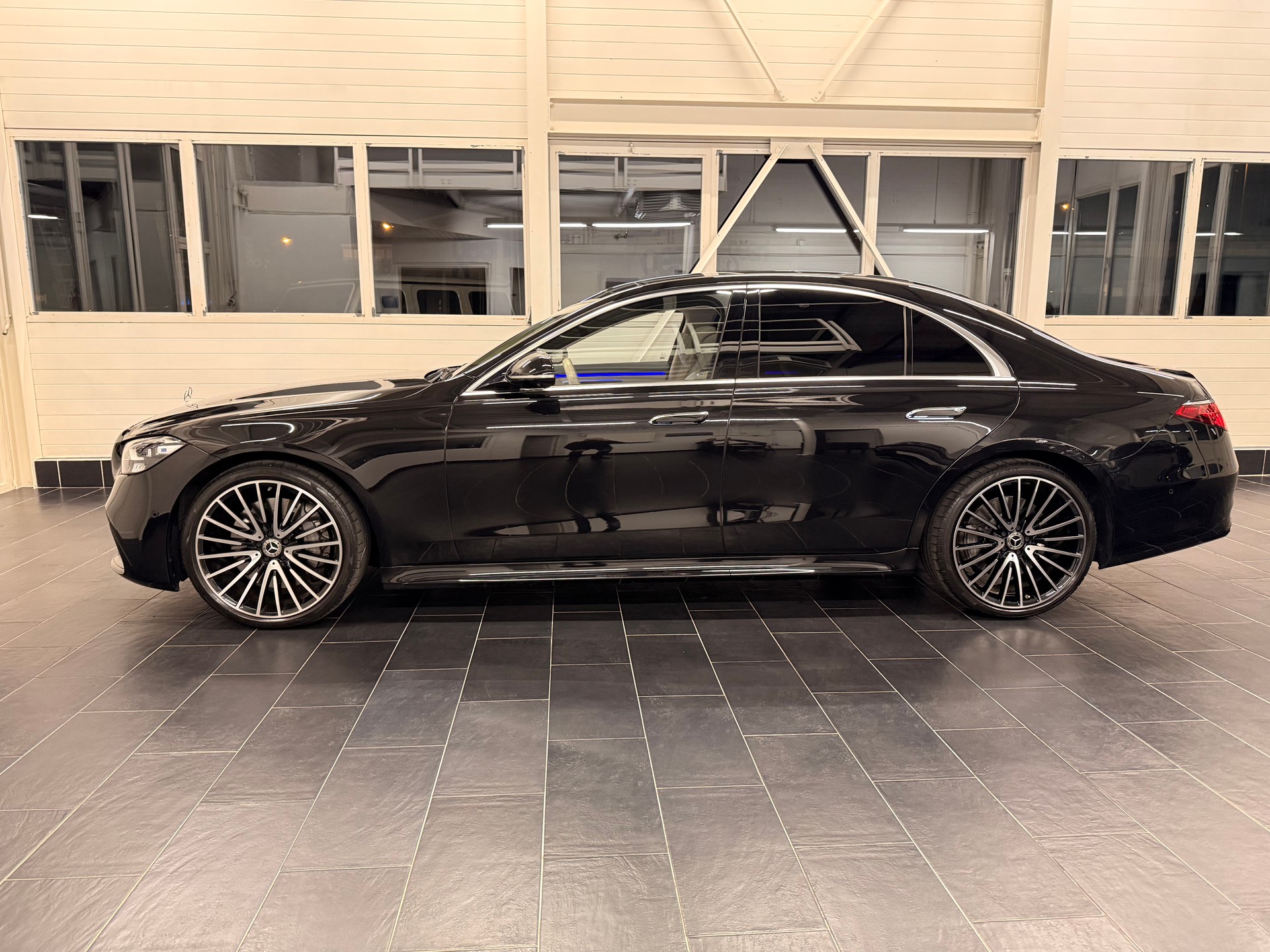 MERCEDES-BENZ S 580 4Matic AMG Line 9G-Tronic-showroom-element-3