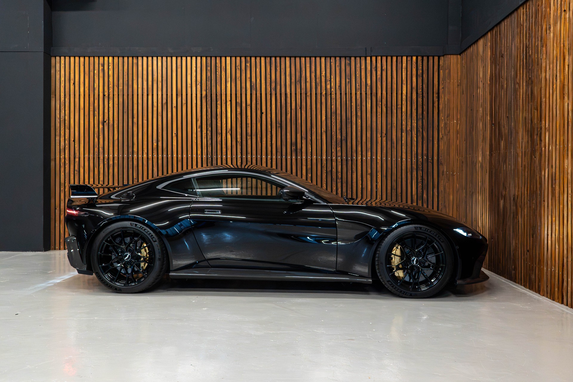 ASTON MARTIN V8 Vantage Coupé 4.0 V8 Bi-Turbo AMR-showroom-element-3