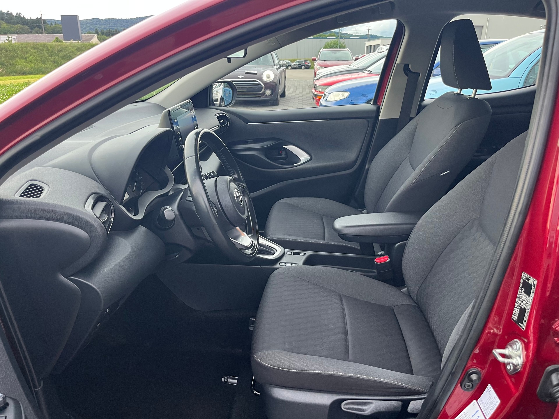 TOYOTA Yaris 1.5 Comfort e-CVT-image-8