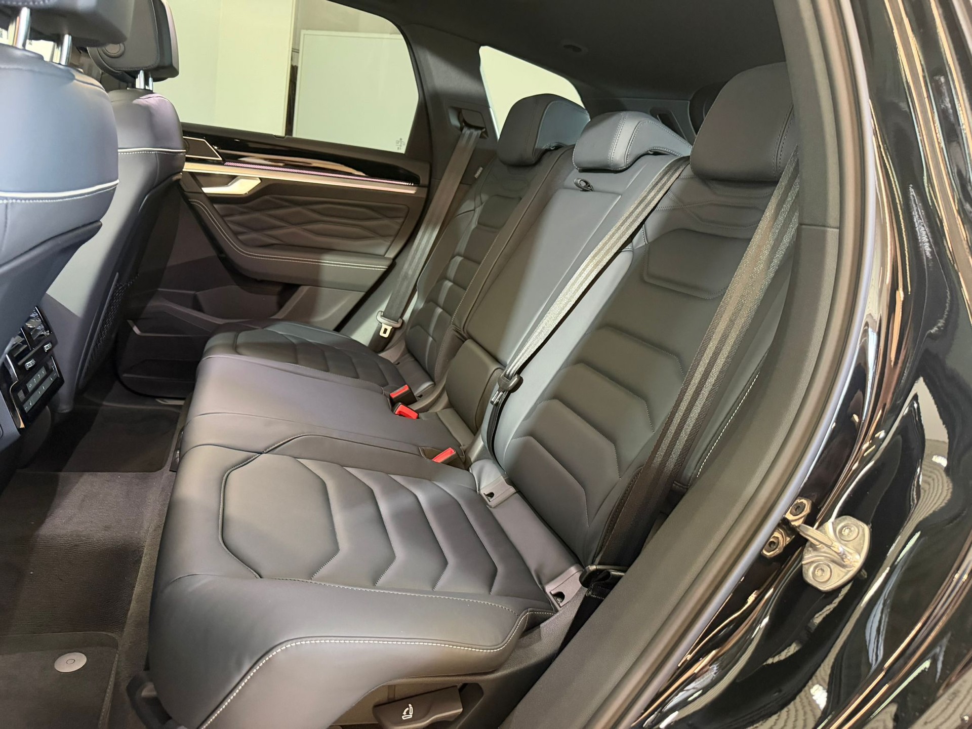 VW Touareg 3.0 TDI R-Line Final Edition Tiptronic-image-8