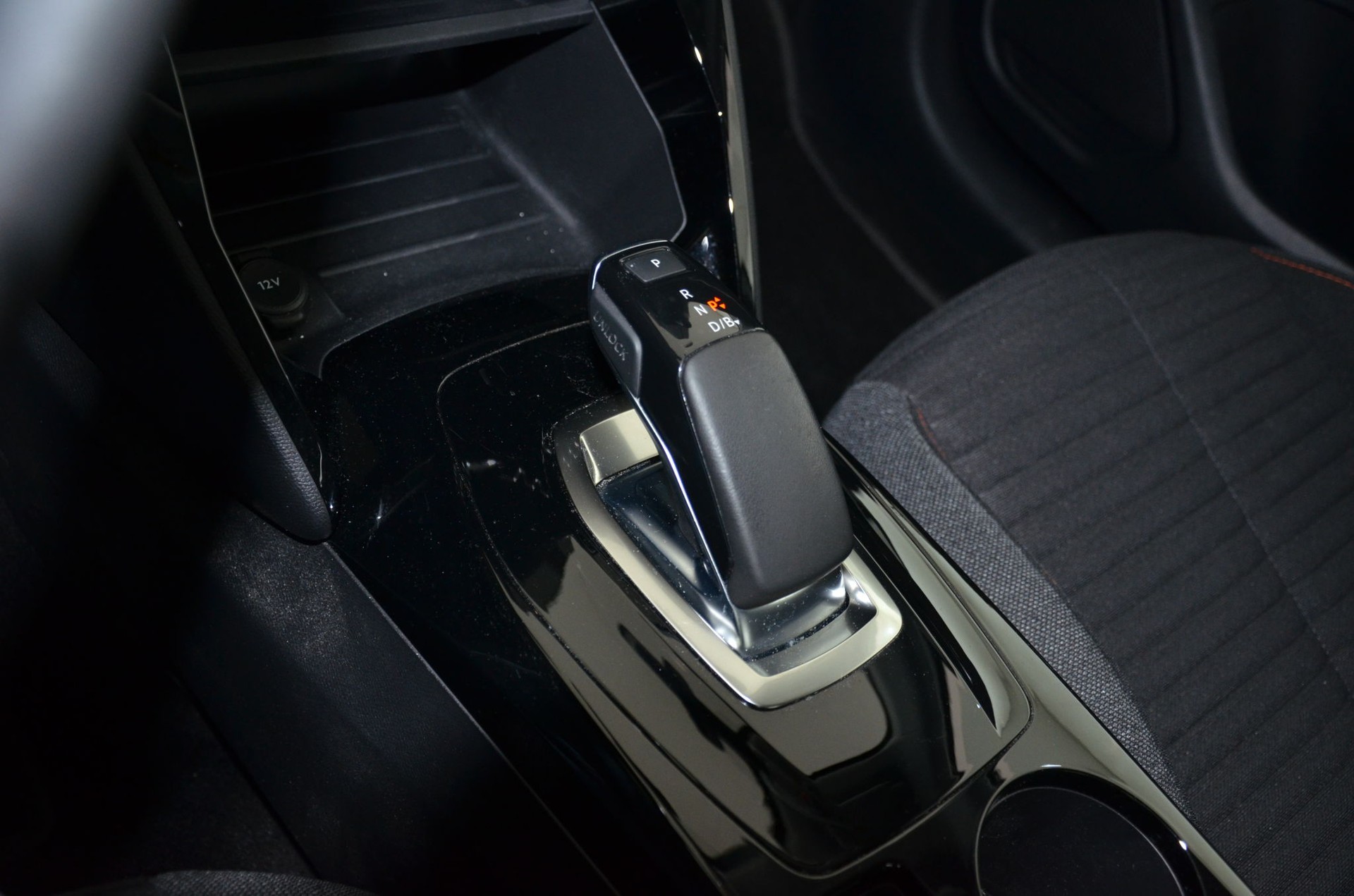 PEUGEOT 208 Elektrik Active-image-19