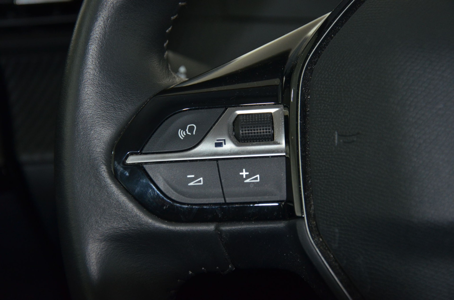 PEUGEOT 208 Elektrik Active-image-17