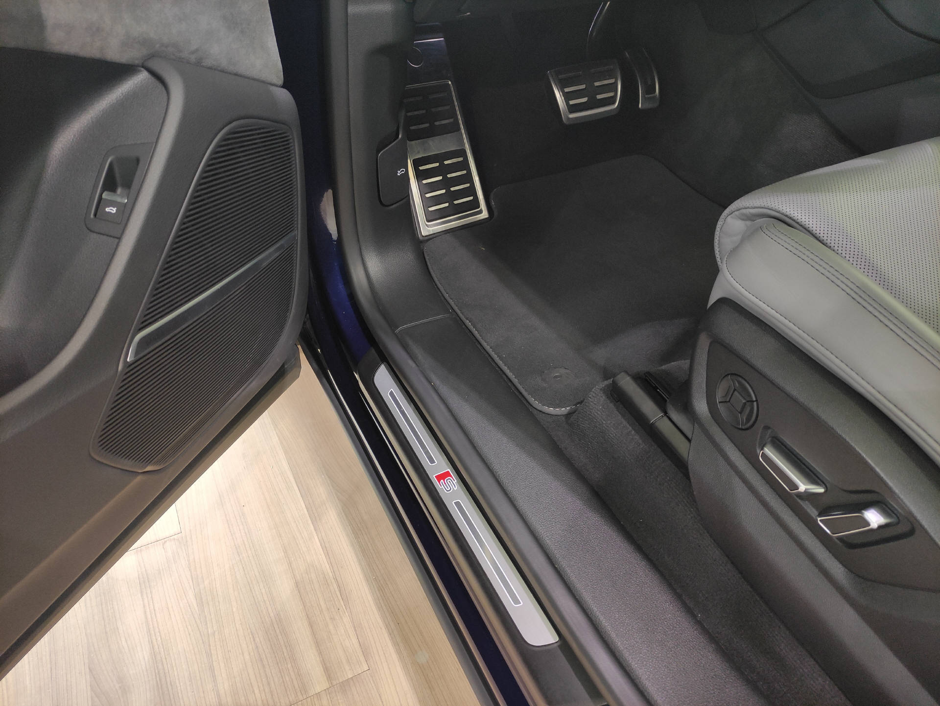 AUDI SQ8 4.0 V8 TFSI quattro T-Tronic-image-4