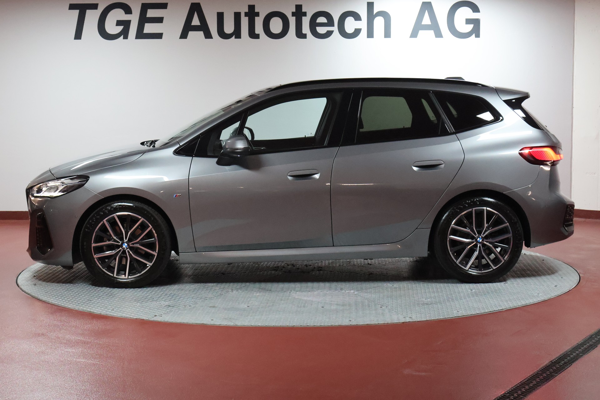 BMW 218i Active Tourer M Sport DKG-showroom-element-3