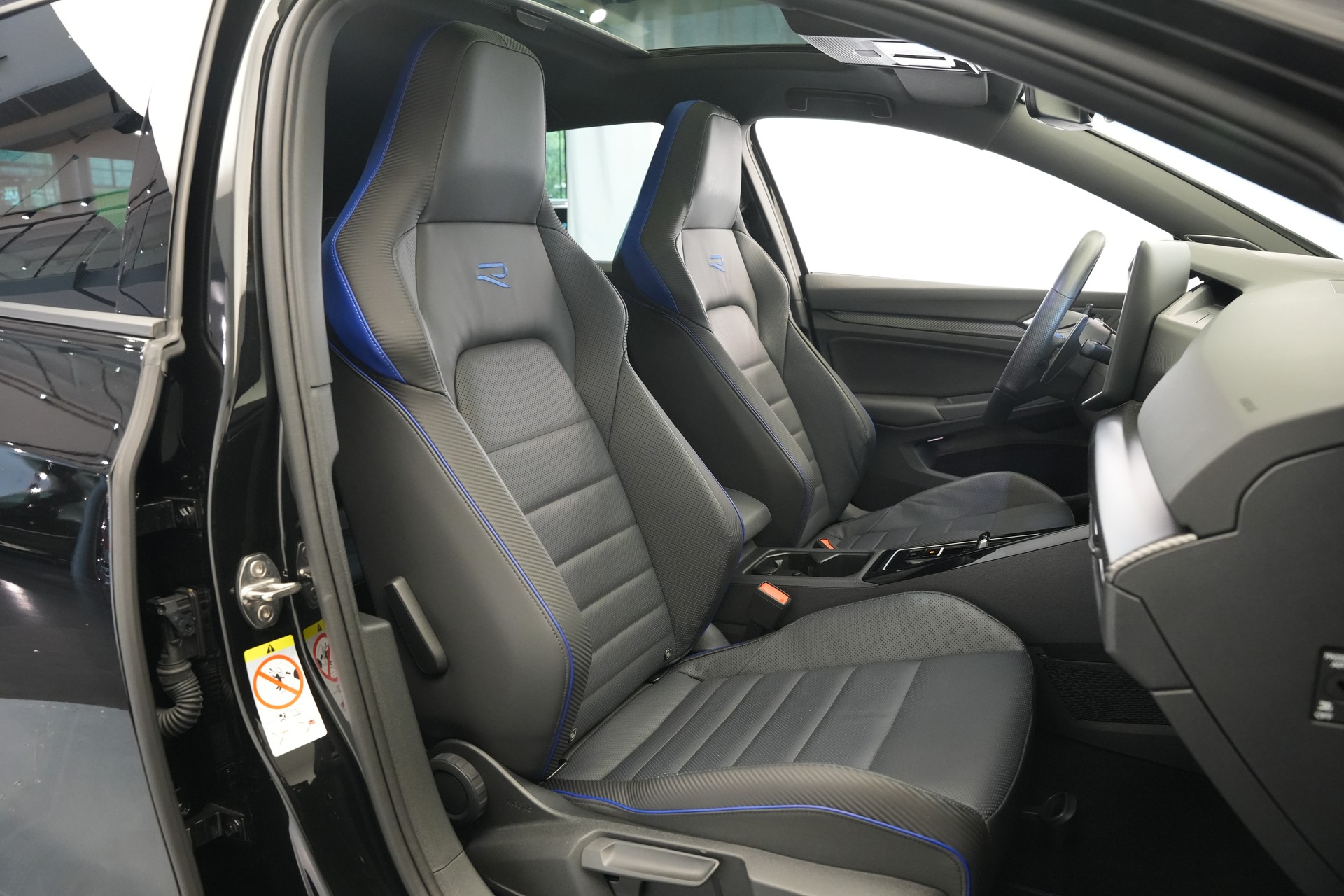 VW Golf 2.0 TSI R DSG 4 Motion *CH-Fahrzeug* *Werksgarantie* *Leder*-image-15
