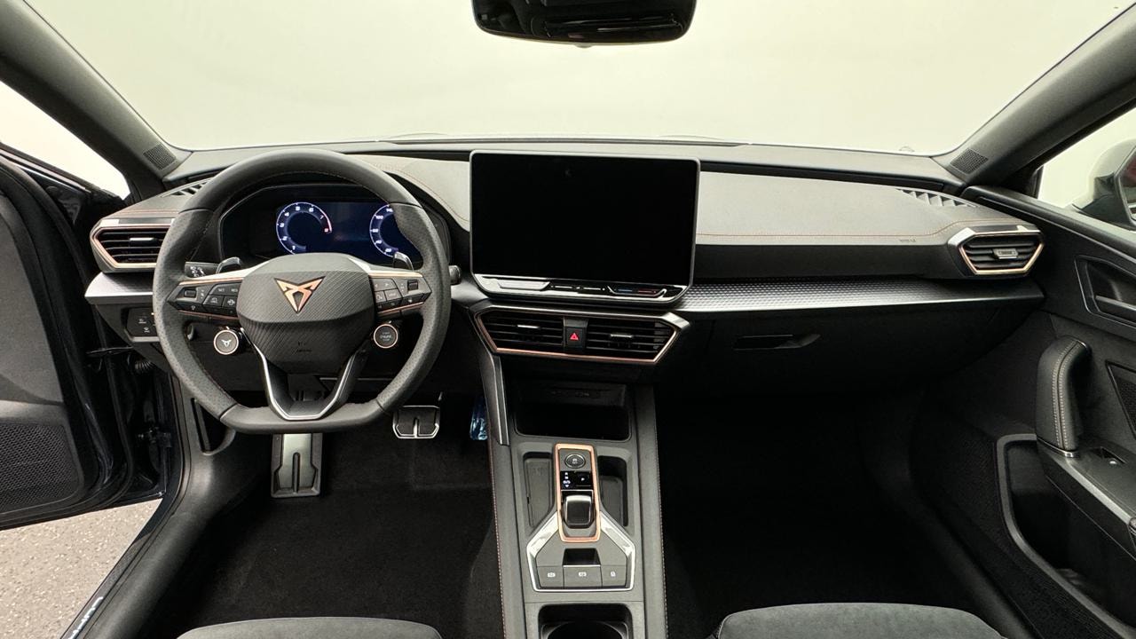 CUPRA LEON ST 1.5 e-HYBRID pHEV VZ Black Edition-image-5