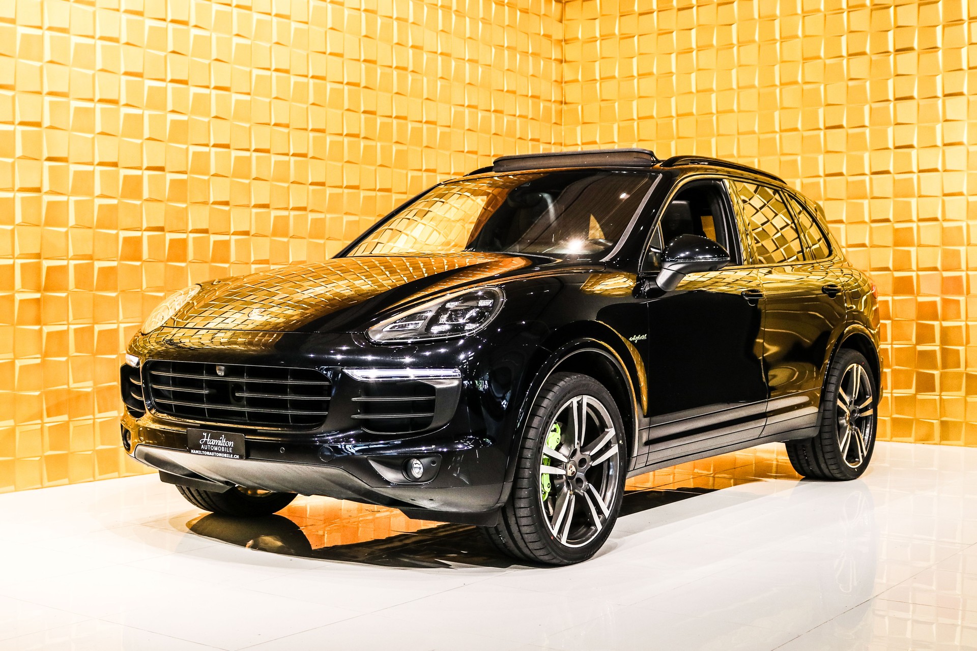 PORSCHE Cayenne S E-Hybrid-showroom-element-3