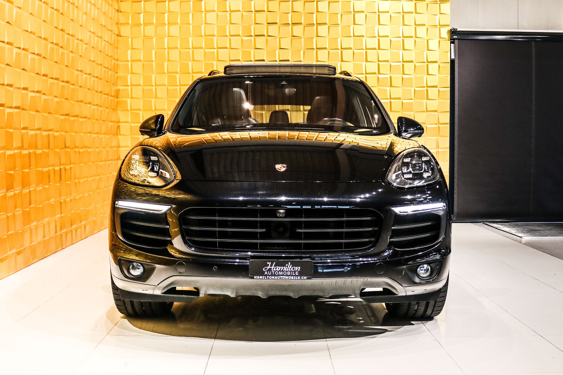 PORSCHE Cayenne S E-Hybrid-showroom-element-2