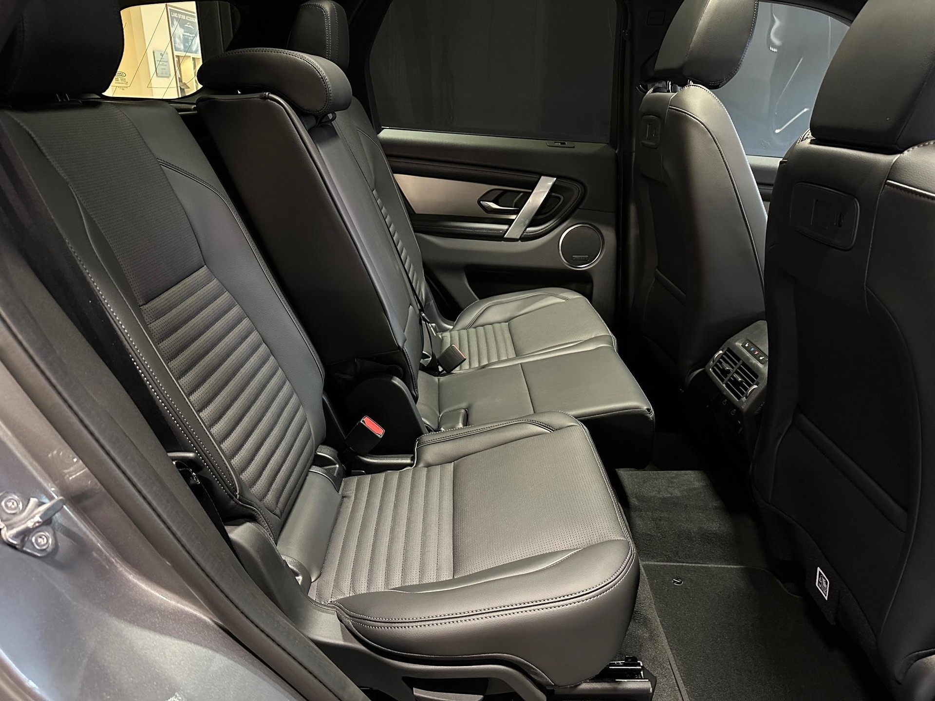 LAND ROVER Discovery Sport 1.5 T 270e Landmark-image-12