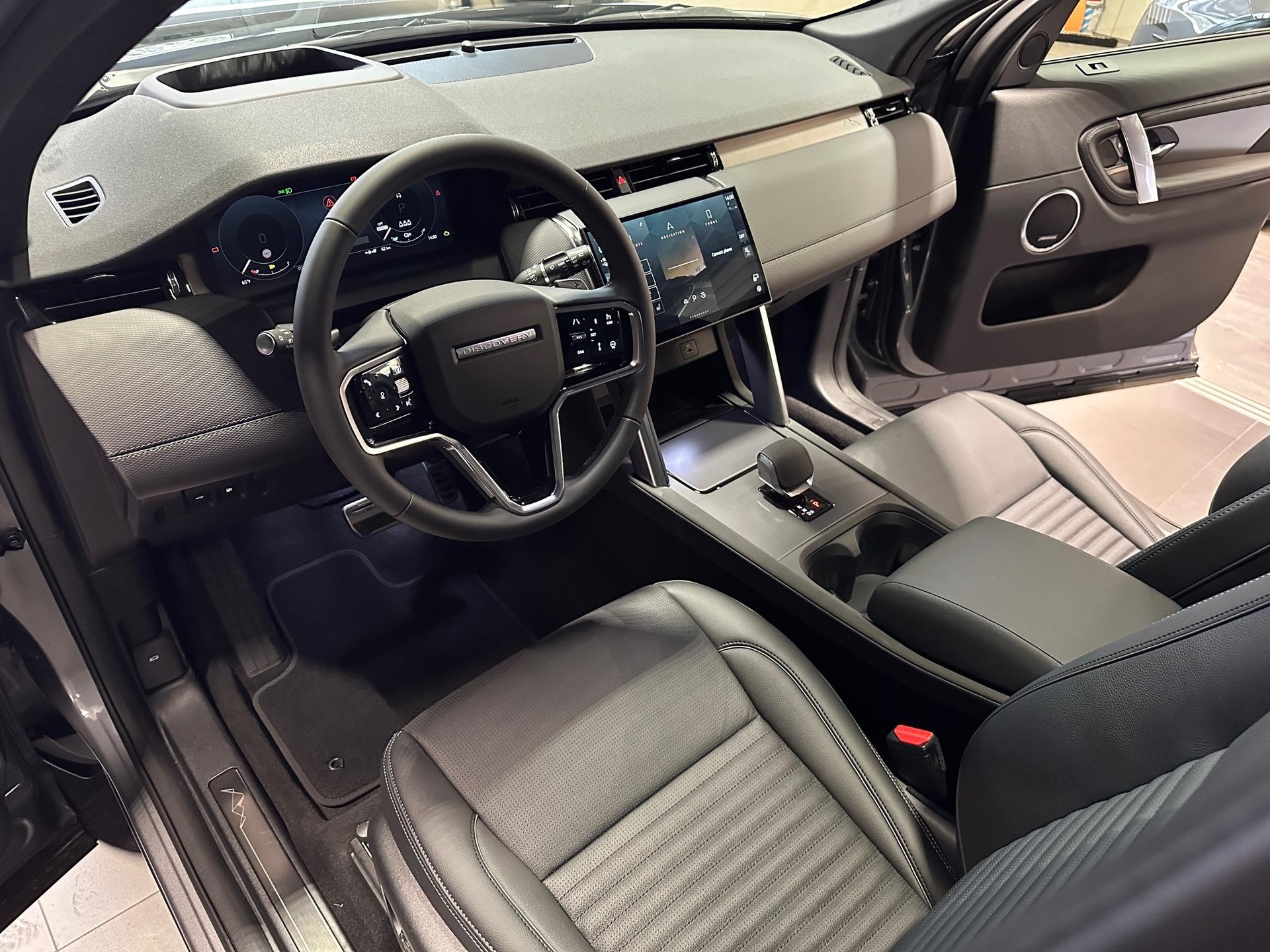 LAND ROVER Discovery Sport 1.5 T 270e Landmark-image-15