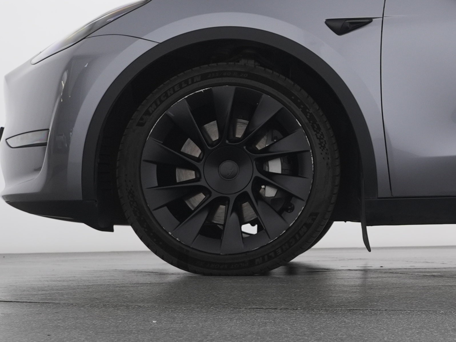 TESLA Model Y Long Range All-Wheel Drive-showroom-element-2