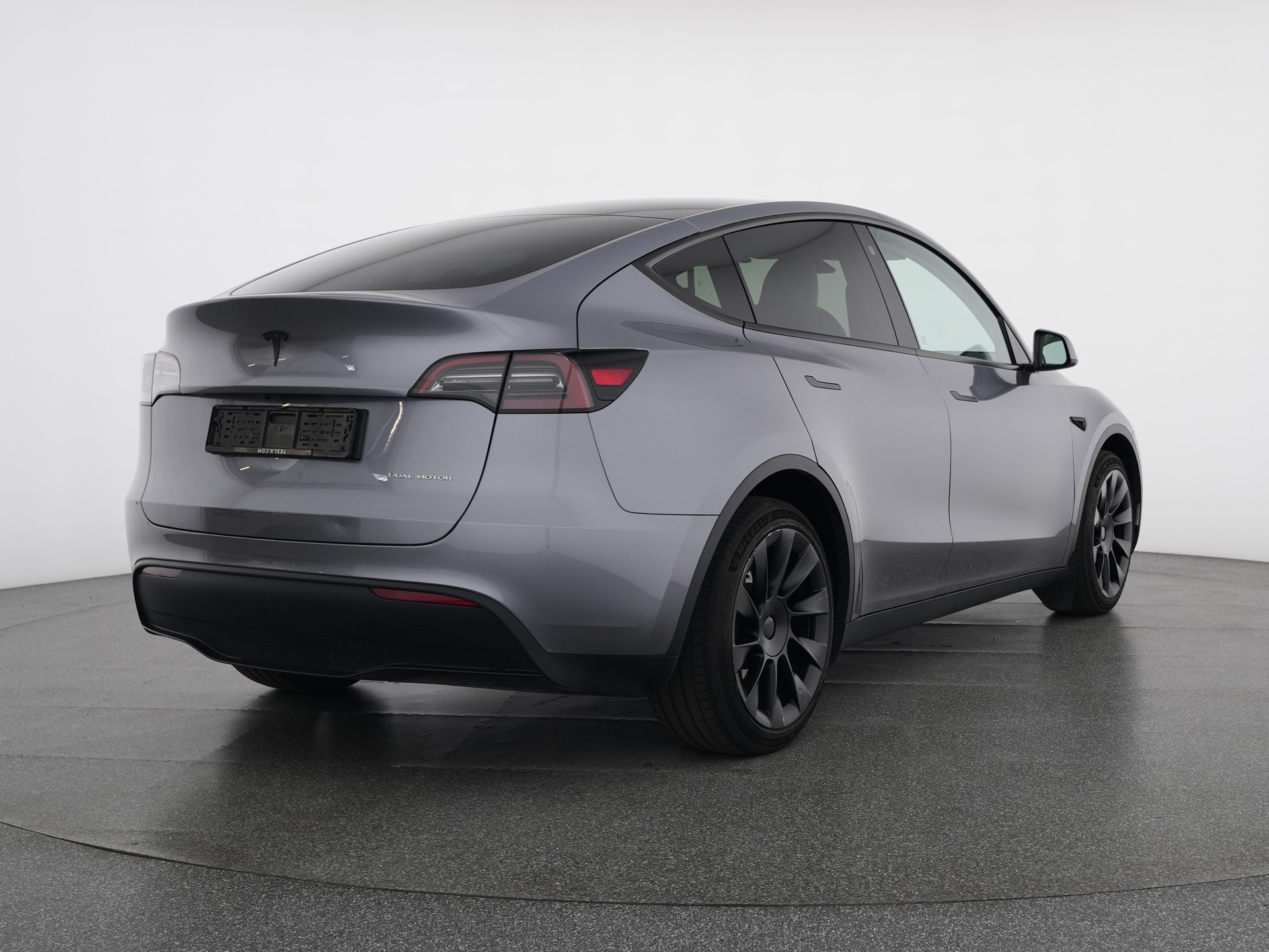 TESLA Model Y Long Range All-Wheel Drive-showroom-element-3