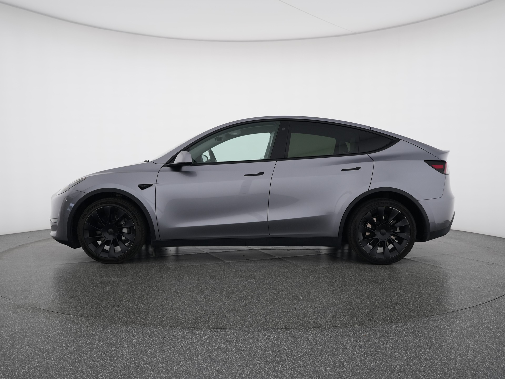 TESLA Model Y Long Range All-Wheel Drive-showroom-element-1