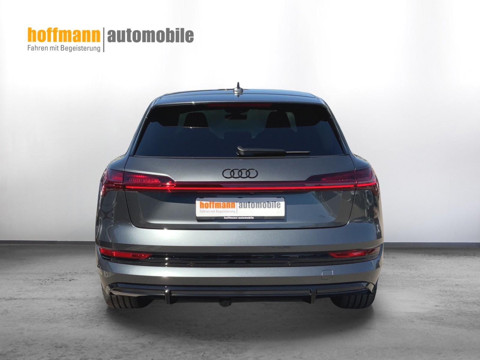 AUDI e-tron 55 S Line Black Edition quattro-image-4