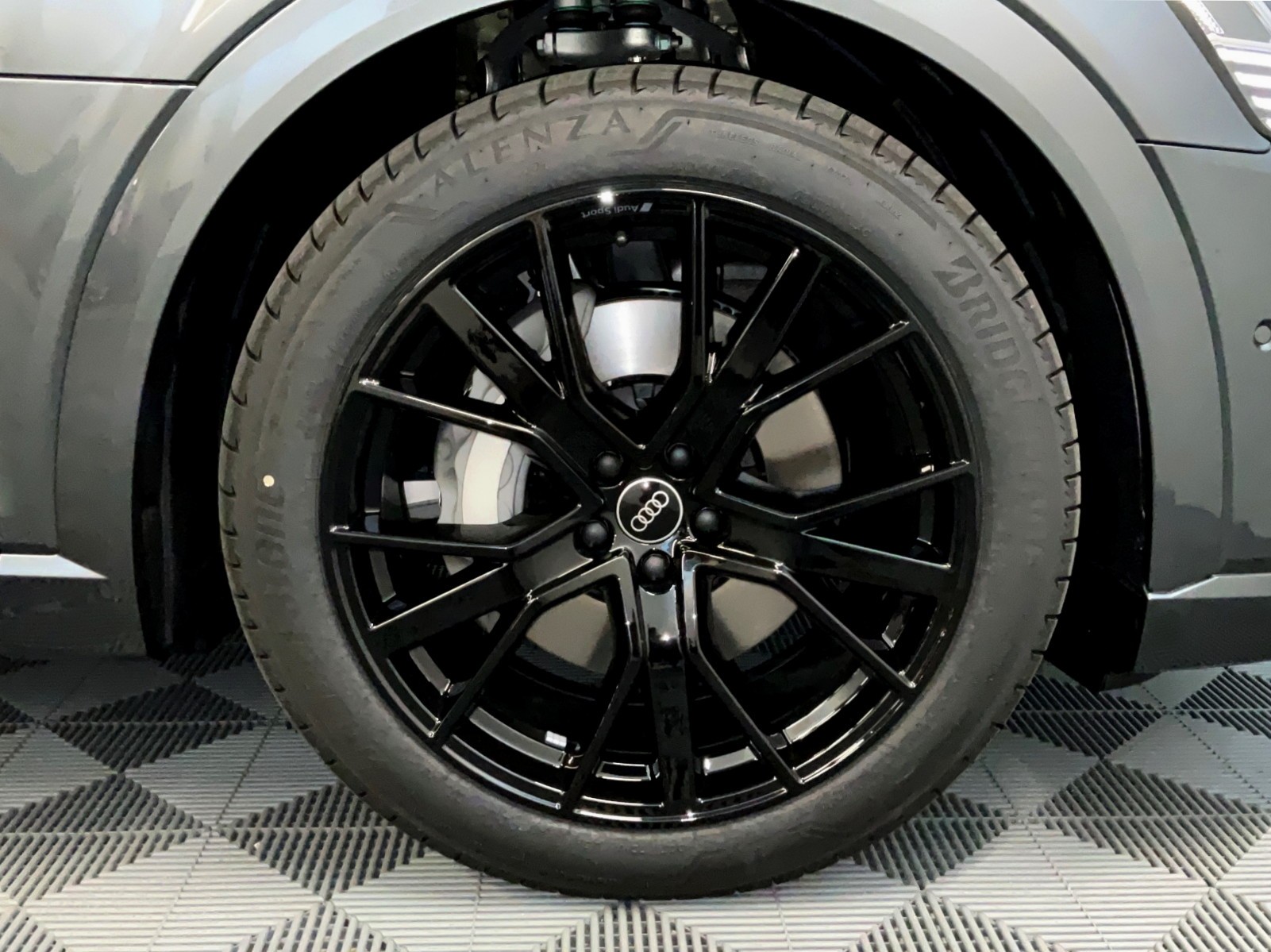 AUDI e-tron 55 S Line Black Edition quattro-image-12
