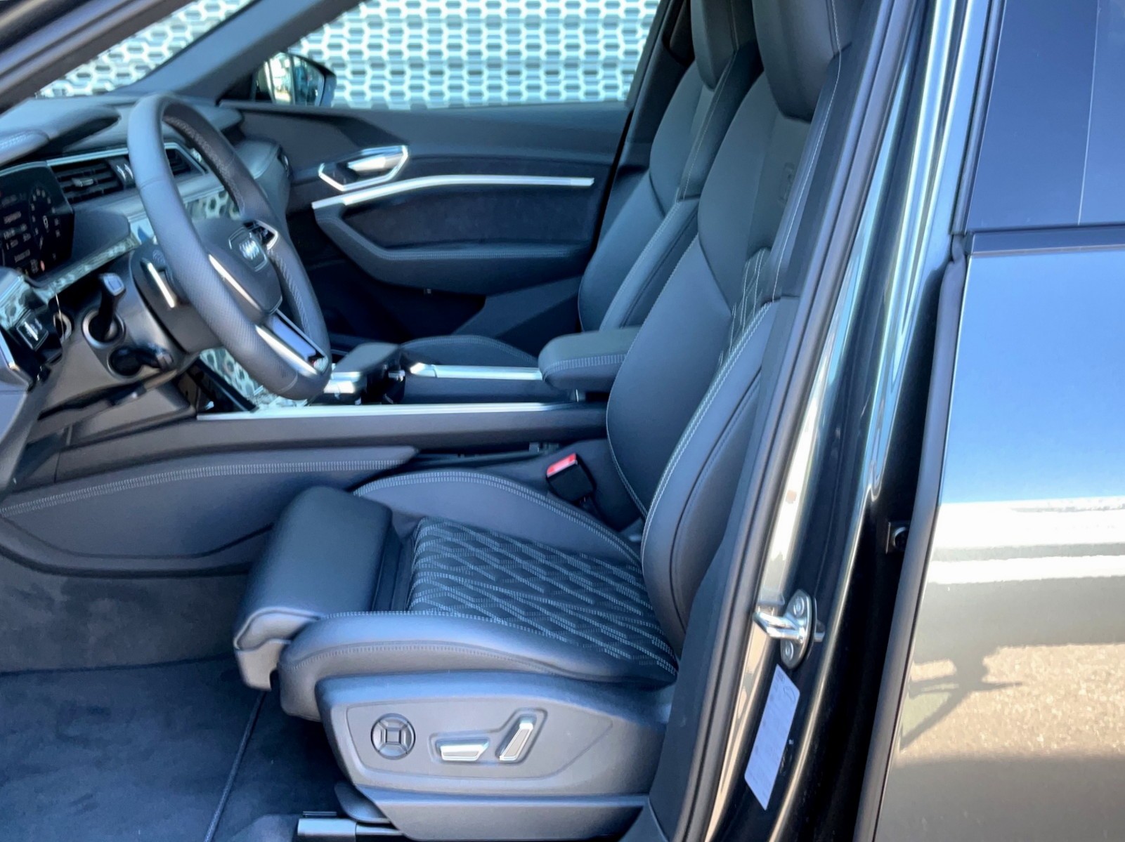 AUDI e-tron 55 S Line Black Edition quattro-image-9