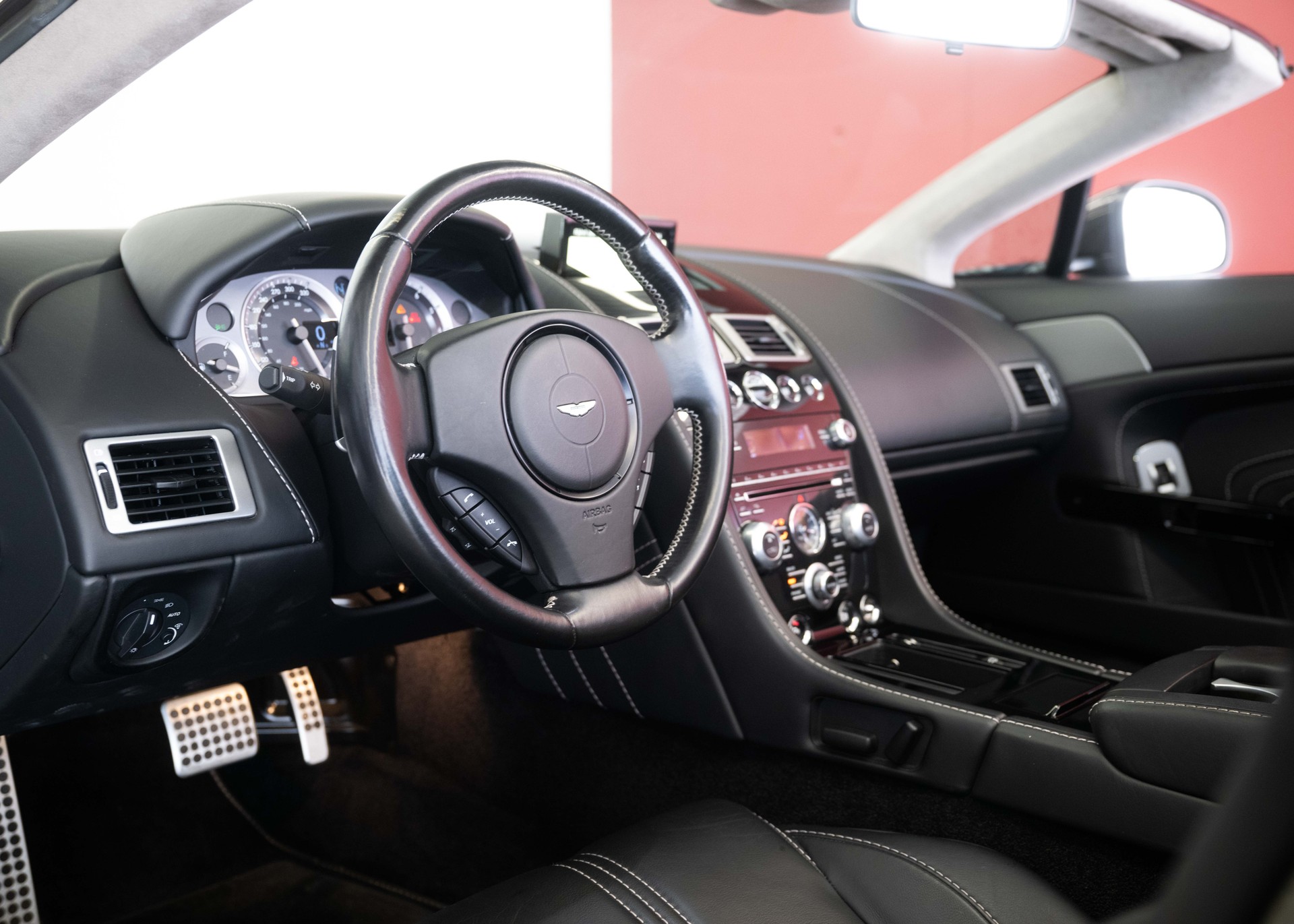 ASTON MARTIN V8 Vantage 4.7 S Roadster SP10 (Limited Edition 1/161, Swiss car, beautiful condition, full Aston history)-image-18