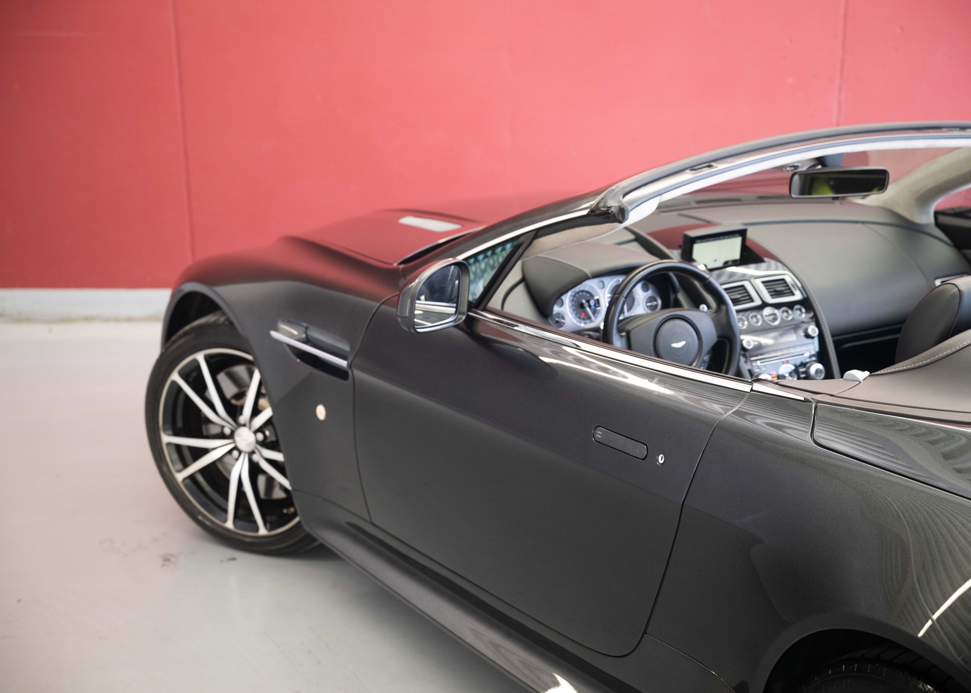 ASTON MARTIN V8 Vantage 4.7 S Roadster SP10 (Limited Edition 1/161, Swiss car, beautiful condition, full Aston history)-image-12