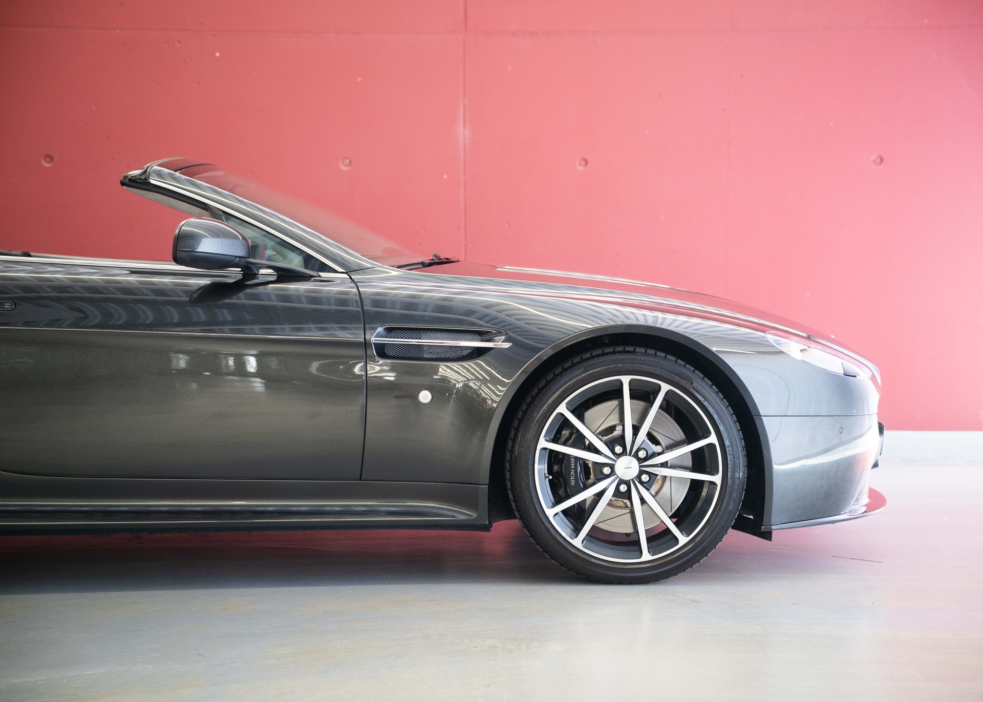 ASTON MARTIN V8 Vantage 4.7 S Roadster SP10 (Limited Edition 1/161, Swiss car, beautiful condition, full Aston history)-image-8