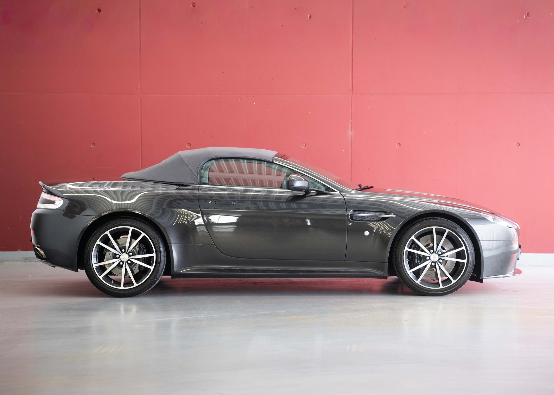 ASTON MARTIN V8 Vantage 4.7 S Roadster SP10 (Limited Edition 1/161, Swiss car, beautiful condition, full Aston history)-image-6