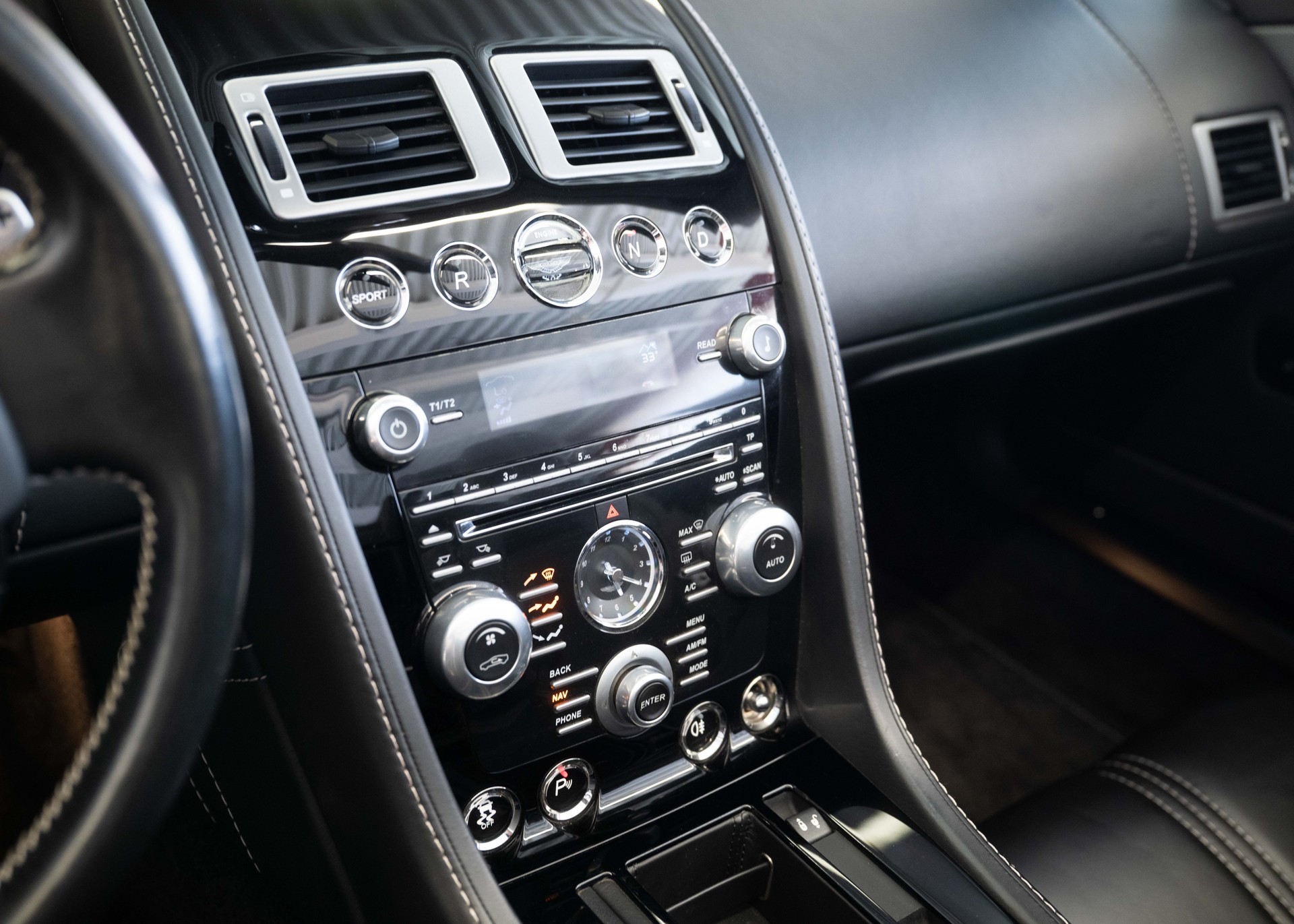 ASTON MARTIN V8 Vantage 4.7 S Roadster SP10 (Limited Edition 1/161, Swiss car, beautiful condition, full Aston history)-image-28