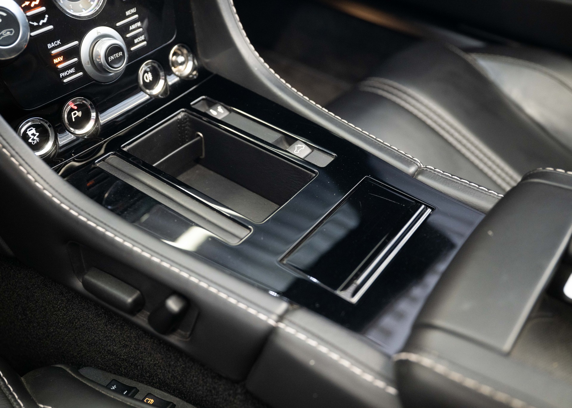 ASTON MARTIN V8 Vantage 4.7 S Roadster SP10 (Limited Edition 1/161, Swiss car, beautiful condition, full Aston history)-image-29