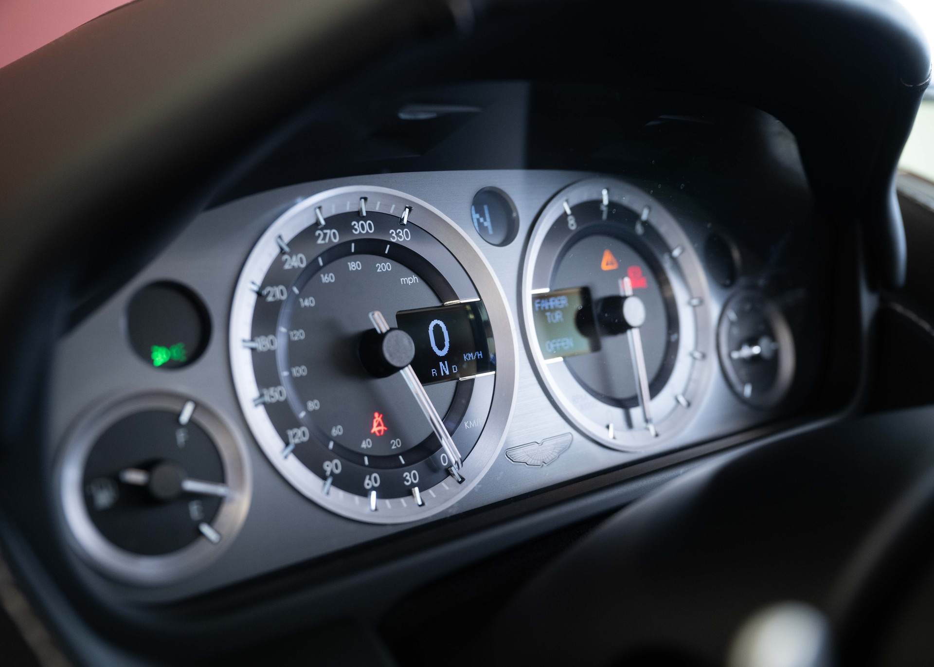 ASTON MARTIN V8 Vantage 4.7 S Roadster SP10 (Limited Edition 1/161, Swiss car, beautiful condition, full Aston history)-image-26