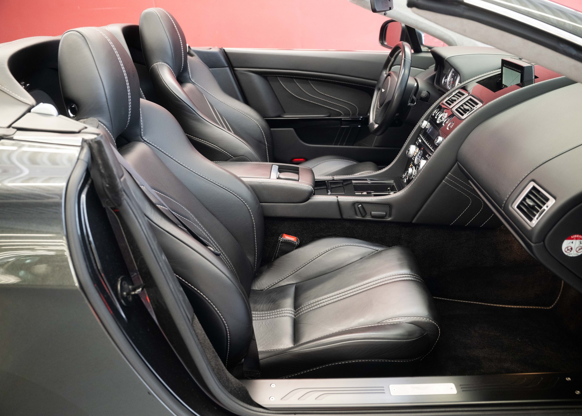 ASTON MARTIN V8 Vantage 4.7 S Roadster SP10 (Limited Edition 1/161, Swiss car, beautiful condition, full Aston history)-image-24