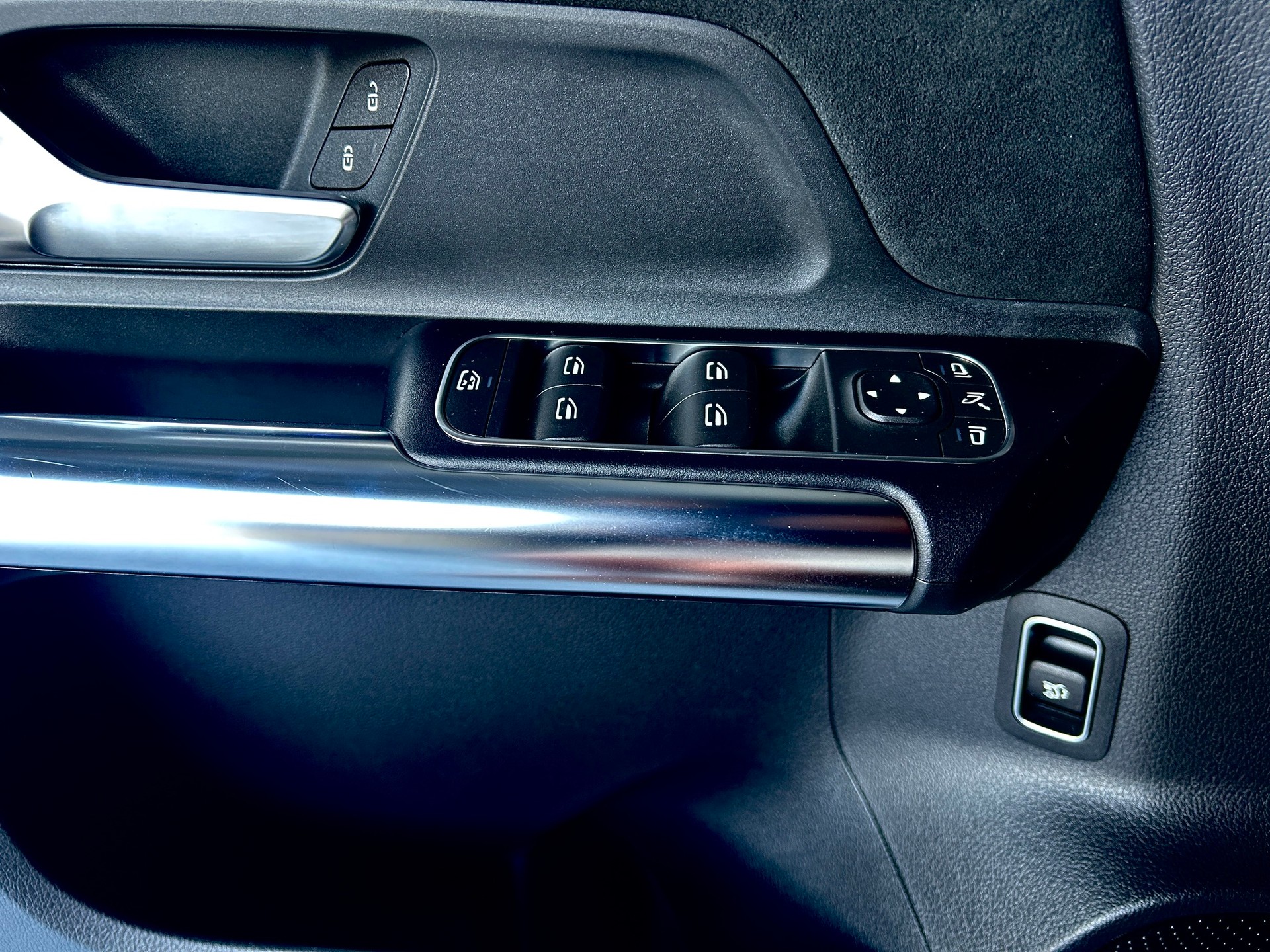 MERCEDES-BENZ GLA 250 4Matic AMG Line 8G-DCT-image-10