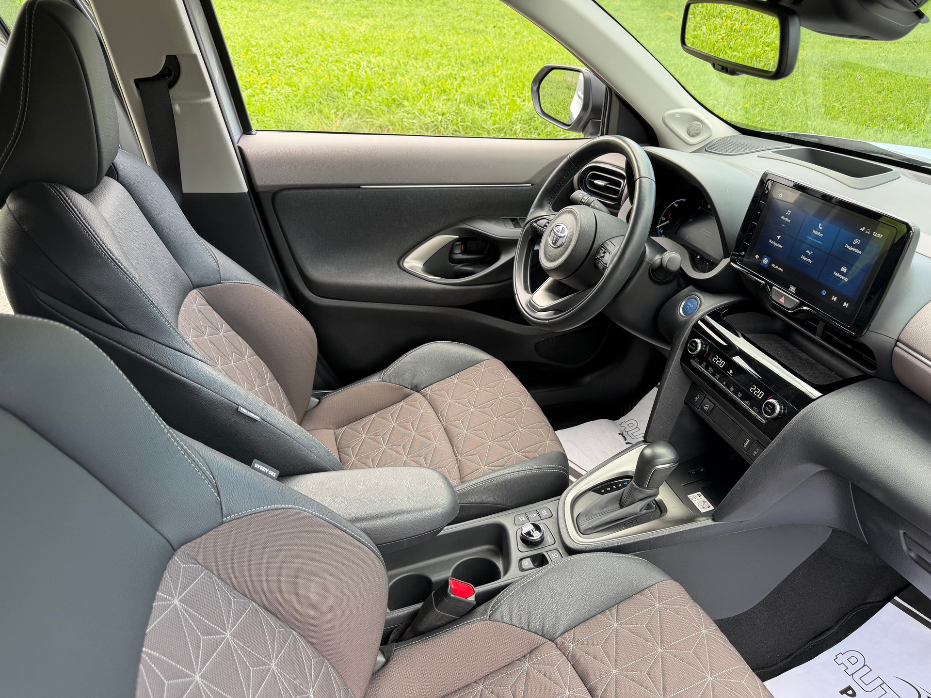 TOYOTA CH WAGEN YARIS CROSS1.5 ELEGANT e-CVT AWD-i . HAGELSCHADEN !! CH AUTO !! GARANTIE 10 JAHRE.-showroom-element-3