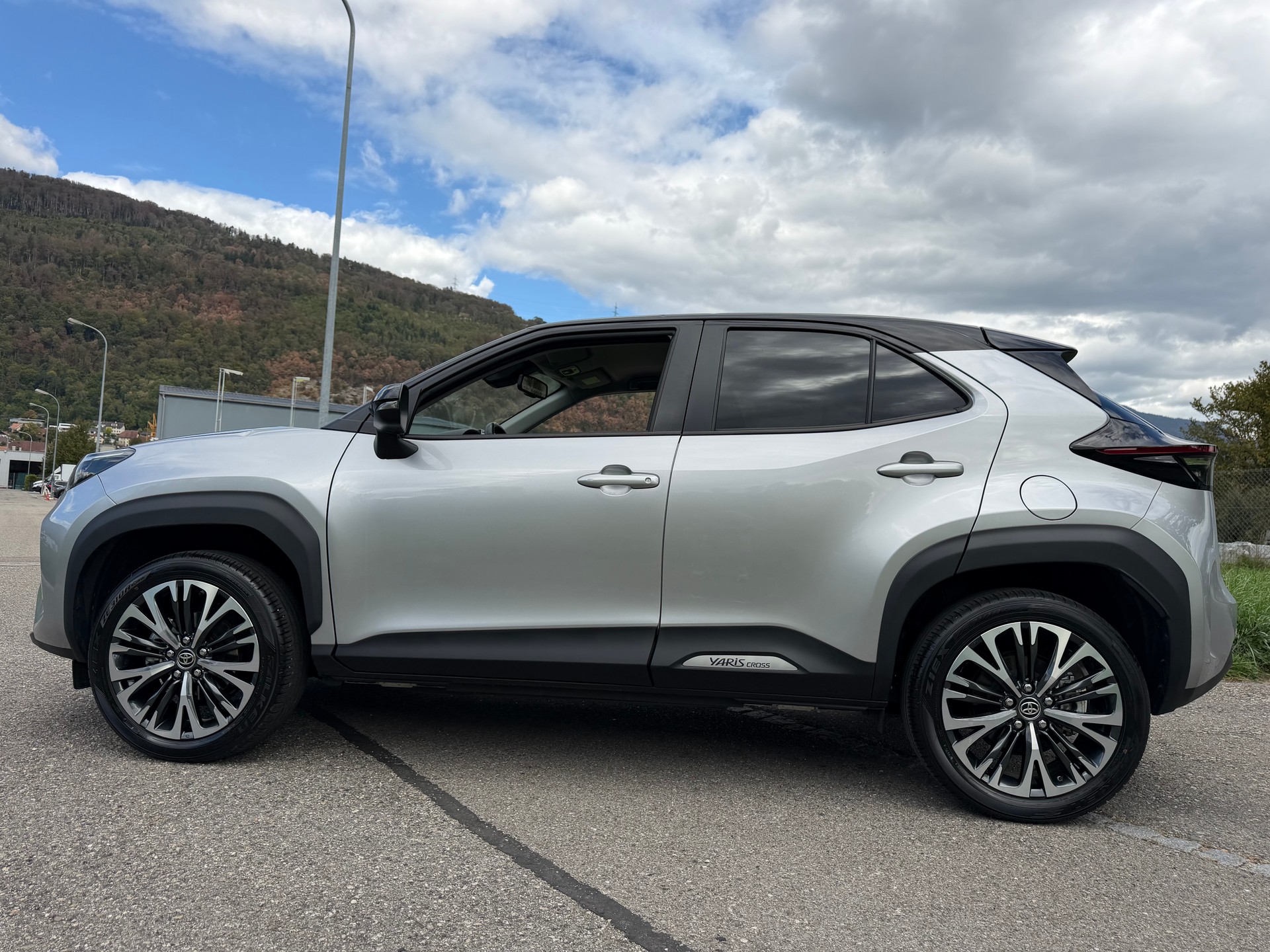 TOYOTA CH WAGEN YARIS CROSS1.5 ELEGANT e-CVT AWD-i . HAGELSCHADEN !! CH AUTO !! GARANTIE 10 JAHRE.