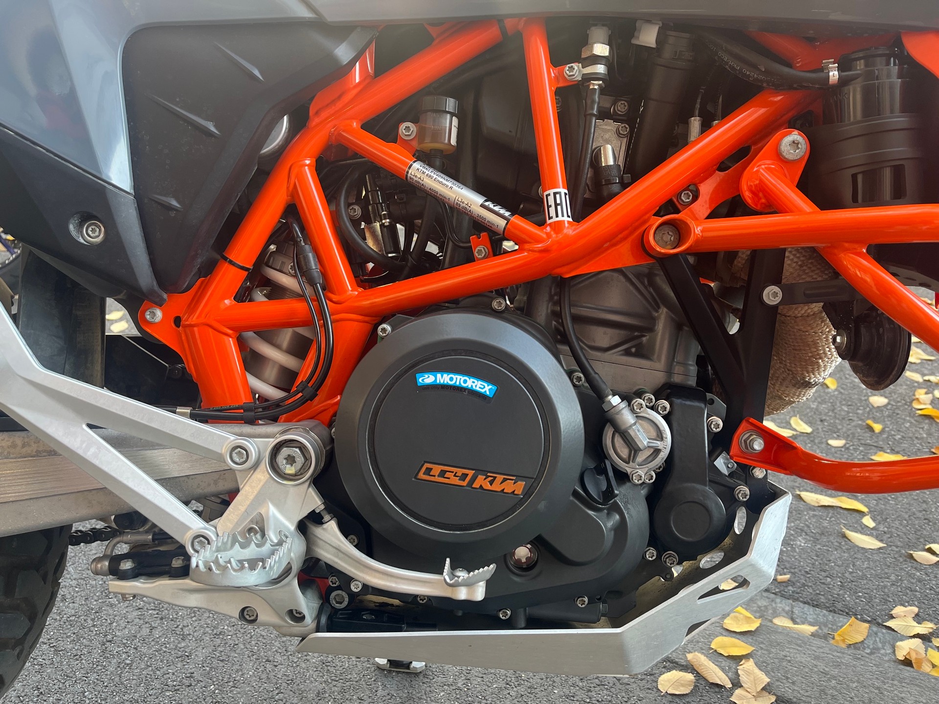 KTM 690 Enduro R ABS-image-7