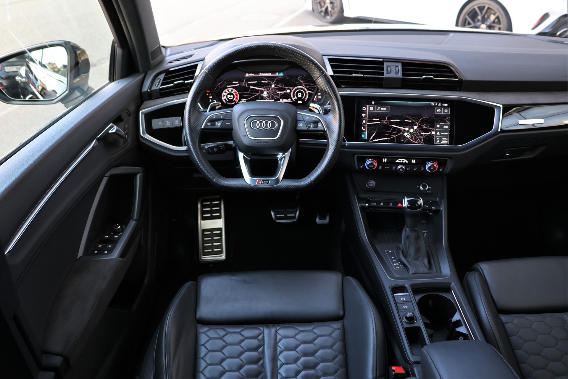 AUDI RS Q3 2.5 TFSI quattro S tronic *BlackStyle* + 1.9T AHK-image-14