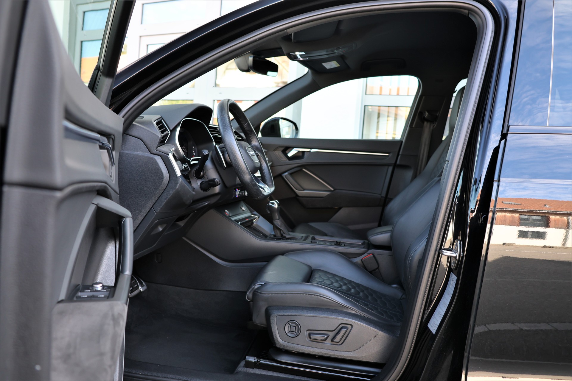 AUDI RS Q3 2.5 TFSI quattro S tronic *BlackStyle* + 1.9T AHK-image-9