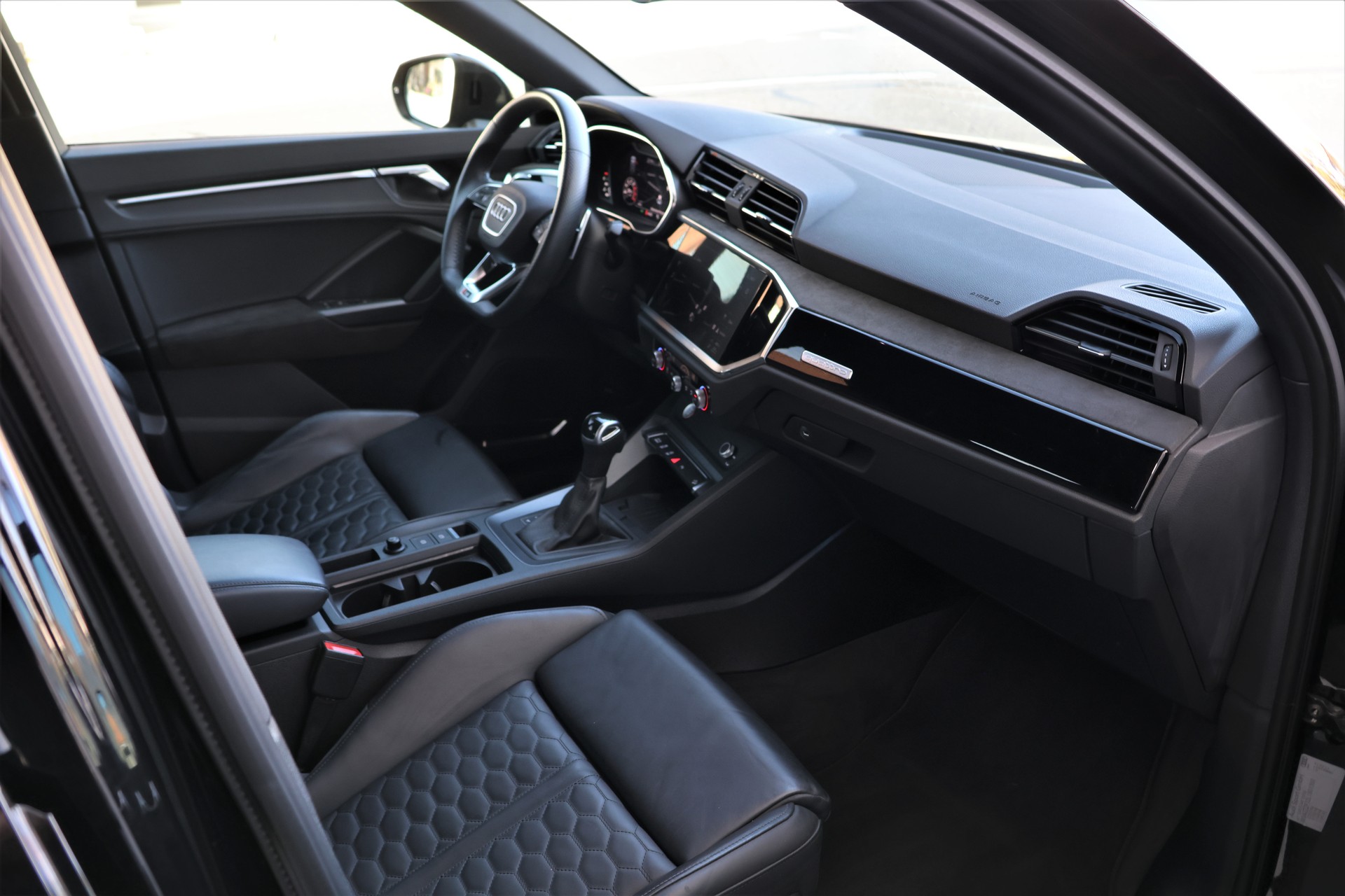 AUDI RS Q3 2.5 TFSI quattro S tronic *BlackStyle* + 1.9T AHK-image-19