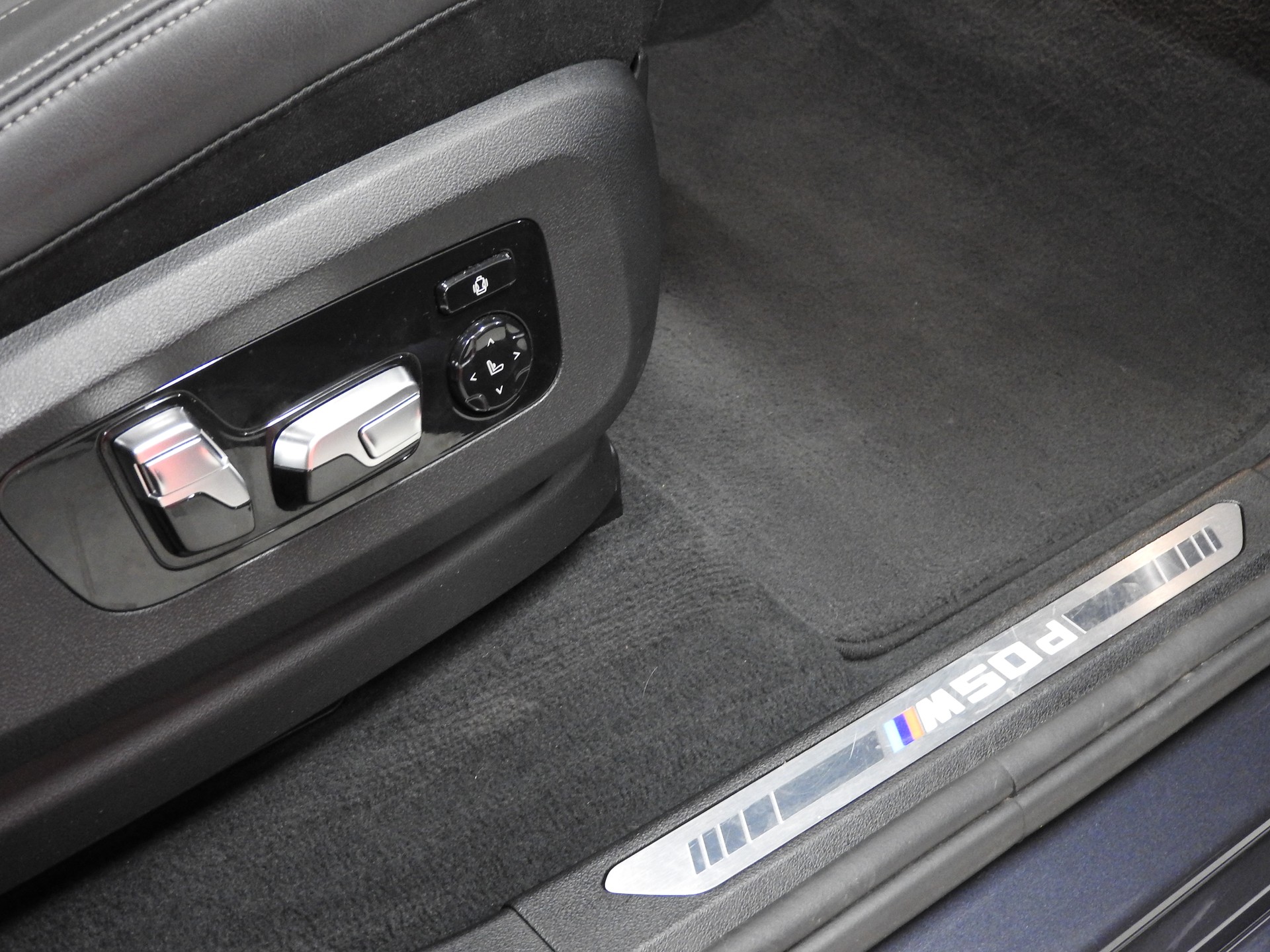 BMW X5 xDrive M50d Steptronic 7 Plätze, AHK, Sitzheizung und Belüftung-image-9