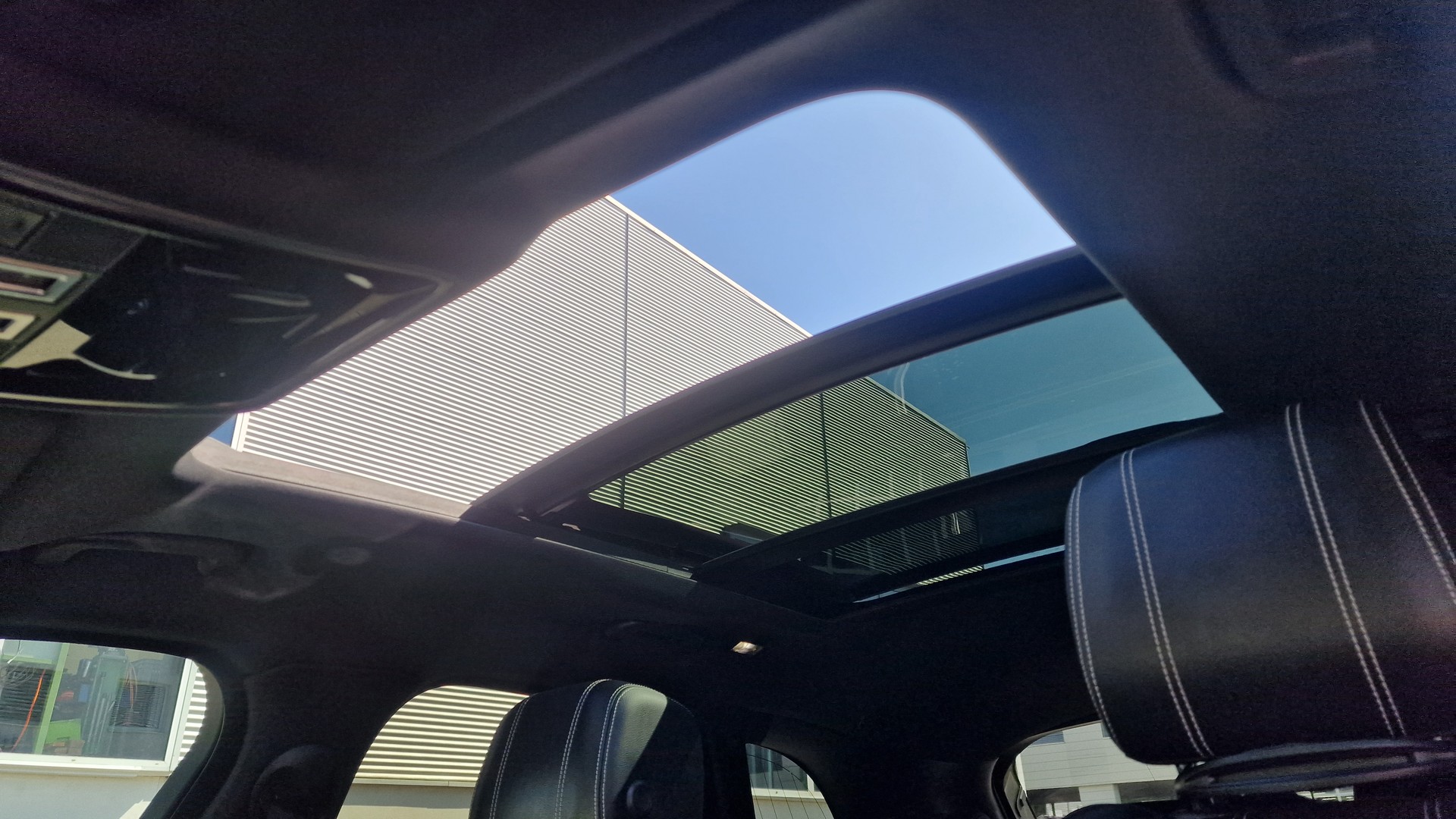 LAND ROVER RR Velar R-Dyn. D 240 SE-image-30