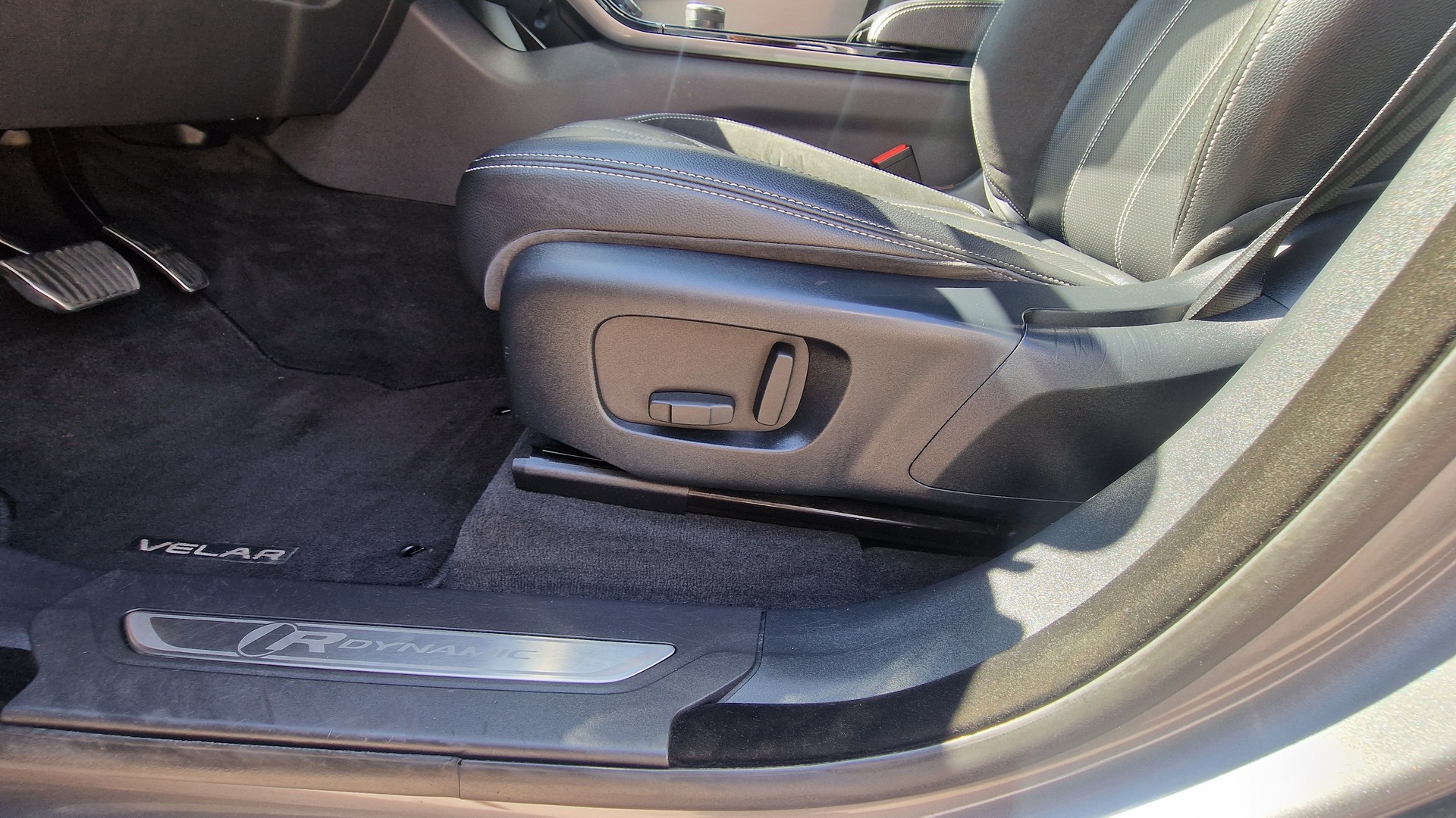 LAND ROVER RR Velar R-Dyn. D 240 SE-image-9