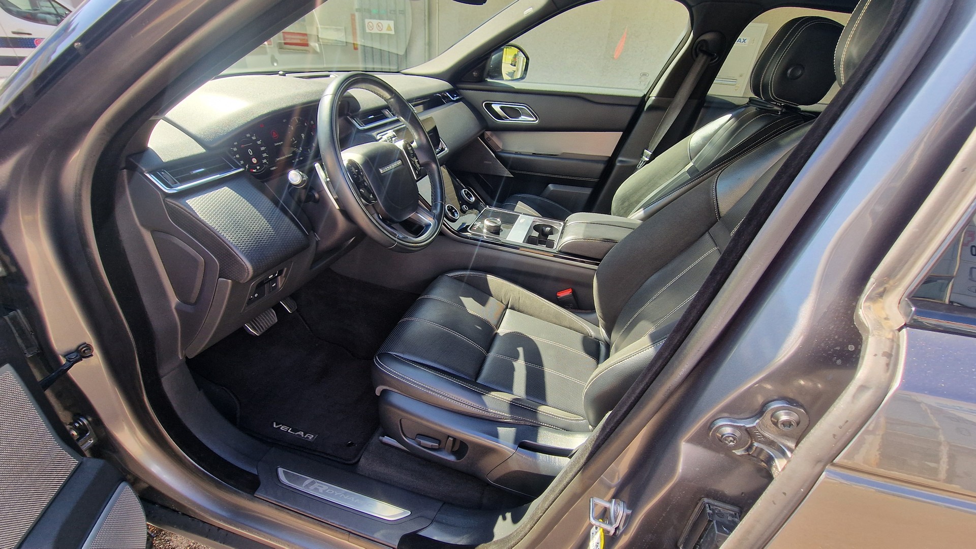 LAND ROVER RR Velar R-Dyn. D 240 SE-image-10